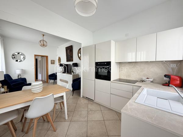 Vous recherchez une maison sans travaux, alliant confort moderne et emplacement privilégié ? Cette maison est faite pour vous !
Située dans le secteur très recherché des Prébendes Nord, cette charmante maison a été entièrement entretenue et bénéficie de prestations de qualité.
Dès l'entrée, vous découvrirez une pièce de vie lumineuse et chaleureuse, la cuisine, entièrement aménagée et équipée, a été récemment rénovée avec goût.
À l'étage 2 chambres, et un bureau pourtant servir de chambre d'enfant.

Côté confort: climatisation réversible, double vitrage, volets roulants motorisés, salle d'eau neuve... Vous n'avez plus qu'à poser vos valises !

À l'extérieur, vous profiterez d'un agréable espace permettant de savourer les beaux jours en toute tranquillité.

Atout rare sur le secteur  un garage fermé équipé de prises électriques, situé juste en face de la maison, PEUT ETRE ACQUIS EN SUPPLEMENT .

Un bien clé en main dans un quartier prisé, à proximité des commerces, écoles et transports.

Une opportunité à ne pas manquer !