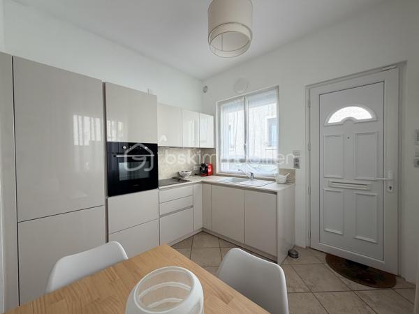 Vous recherchez une maison sans travaux, alliant confort moderne et emplacement privilégié ? Cette maison est faite pour vous !
Située dans le secteur très recherché des Prébendes Nord, cette charmante maison a été entièrement entretenue et bénéficie de prestations de qualité.
Dès l'entrée, vous découvrirez une pièce de vie lumineuse et chaleureuse, la cuisine, entièrement aménagée et équipée, a été récemment rénovée avec goût.
À l'étage 2 chambres, et un bureau pourtant servir de chambre d'enfant.

Côté confort: climatisation réversible, double vitrage, volets roulants motorisés, salle d'eau neuve... Vous n'avez plus qu'à poser vos valises !

À l'extérieur, vous profiterez d'un agréable espace permettant de savourer les beaux jours en toute tranquillité.

Atout rare sur le secteur  un garage fermé équipé de prises électriques, situé juste en face de la maison, PEUT ETRE ACQUIS EN SUPPLEMENT .

Un bien clé en main dans un quartier prisé, à proximité des commerces, écoles et transports.

Une opportunité à ne pas manquer !