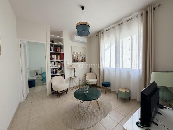 Vous recherchez une maison sans travaux, alliant confort moderne et emplacement privilégié ? Cette maison est faite pour vous !
Située dans le secteur très recherché des Prébendes Nord, cette charmante maison a été entièrement entretenue et bénéficie de prestations de qualité.
Dès l'entrée, vous découvrirez une pièce de vie lumineuse et chaleureuse, la cuisine, entièrement aménagée et équipée, a été récemment rénovée avec goût.
À l'étage 2 chambres, et un bureau pourtant servir de chambre d'enfant.

Côté confort: climatisation réversible, double vitrage, volets roulants motorisés, salle d'eau neuve... Vous n'avez plus qu'à poser vos valises !

À l'extérieur, vous profiterez d'un agréable espace permettant de savourer les beaux jours en toute tranquillité.

Atout rare sur le secteur  un garage fermé équipé de prises électriques, situé juste en face de la maison, PEUT ETRE ACQUIS EN SUPPLEMENT .

Un bien clé en main dans un quartier prisé, à proximité des commerces, écoles et transports.

Une opportunité à ne pas manquer !