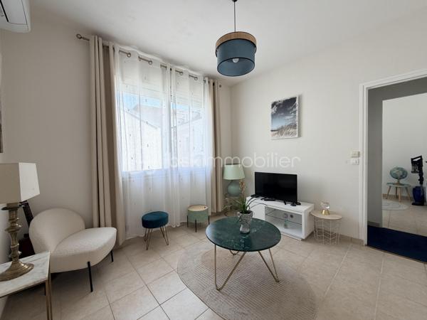 Vous recherchez une maison sans travaux, alliant confort moderne et emplacement privilégié ? Cette maison est faite pour vous !
Située dans le secteur très recherché des Prébendes Nord, cette charmante maison a été entièrement entretenue et bénéficie de prestations de qualité.
Dès l'entrée, vous découvrirez une pièce de vie lumineuse et chaleureuse, la cuisine, entièrement aménagée et équipée, a été récemment rénovée avec goût.
À l'étage 2 chambres, et un bureau pourtant servir de chambre d'enfant.

Côté confort: climatisation réversible, double vitrage, volets roulants motorisés, salle d'eau neuve... Vous n'avez plus qu'à poser vos valises !

À l'extérieur, vous profiterez d'un agréable espace permettant de savourer les beaux jours en toute tranquillité.

Atout rare sur le secteur  un garage fermé équipé de prises électriques, situé juste en face de la maison, PEUT ETRE ACQUIS EN SUPPLEMENT .

Un bien clé en main dans un quartier prisé, à proximité des commerces, écoles et transports.

Une opportunité à ne pas manquer !