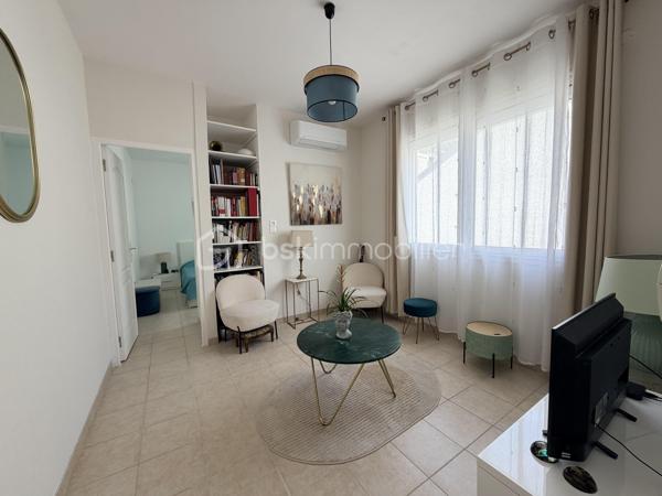 Vous recherchez une maison sans travaux, alliant confort moderne et emplacement privilégié ? Cette maison est faite pour vous !
Située dans le secteur très recherché des Prébendes Nord, cette charmante maison a été entièrement entretenue et bénéficie de prestations de qualité.
Dès l'entrée, vous découvrirez une pièce de vie lumineuse et chaleureuse, la cuisine, entièrement aménagée et équipée, a été récemment rénovée avec goût.
À l'étage 2 chambres, et un bureau pourtant servir de chambre d'enfant.

Côté confort: climatisation réversible, double vitrage, volets roulants motorisés, salle d'eau neuve... Vous n'avez plus qu'à poser vos valises !

À l'extérieur, vous profiterez d'un agréable espace permettant de savourer les beaux jours en toute tranquillité.

Atout rare sur le secteur  un garage fermé équipé de prises électriques, situé juste en face de la maison, PEUT ETRE ACQUIS EN SUPPLEMENT .

Un bien clé en main dans un quartier prisé, à proximité des commerces, écoles et transports.

Une opportunité à ne pas manquer !