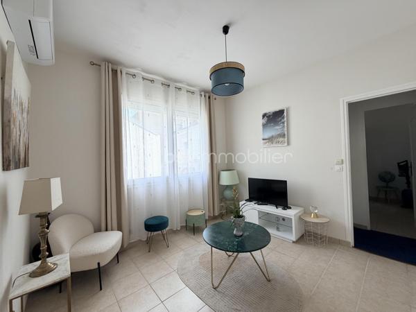 Vous recherchez une maison sans travaux, alliant confort moderne et emplacement privilégié ? Cette maison est faite pour vous !
Située dans le secteur très recherché des Prébendes Nord, cette charmante maison a été entièrement entretenue et bénéficie de prestations de qualité.
Dès l'entrée, vous découvrirez une pièce de vie lumineuse et chaleureuse, la cuisine, entièrement aménagée et équipée, a été récemment rénovée avec goût.
À l'étage 2 chambres, et un bureau pourtant servir de chambre d'enfant.

Côté confort: climatisation réversible, double vitrage, volets roulants motorisés, salle d'eau neuve... Vous n'avez plus qu'à poser vos valises !

À l'extérieur, vous profiterez d'un agréable espace permettant de savourer les beaux jours en toute tranquillité.

Atout rare sur le secteur  un garage fermé équipé de prises électriques, situé juste en face de la maison, PEUT ETRE ACQUIS EN SUPPLEMENT .

Un bien clé en main dans un quartier prisé, à proximité des commerces, écoles et transports.

Une opportunité à ne pas manquer !