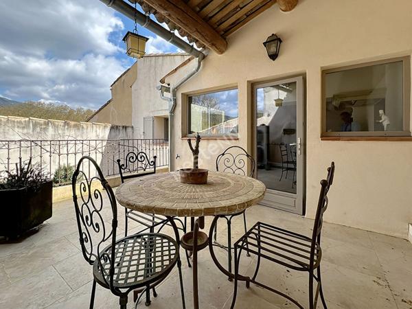 Maison de charme, cossue, avec terrasse et cour au coeur de Cucuron