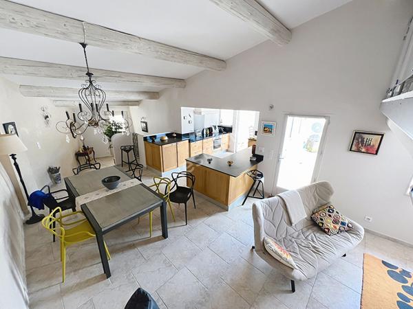 Maison de charme, cossue, avec terrasse et cour au coeur de Cucuron