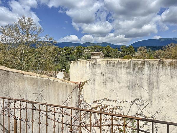 Maison de charme, cossue, avec terrasse et cour au coeur de Cucuron
