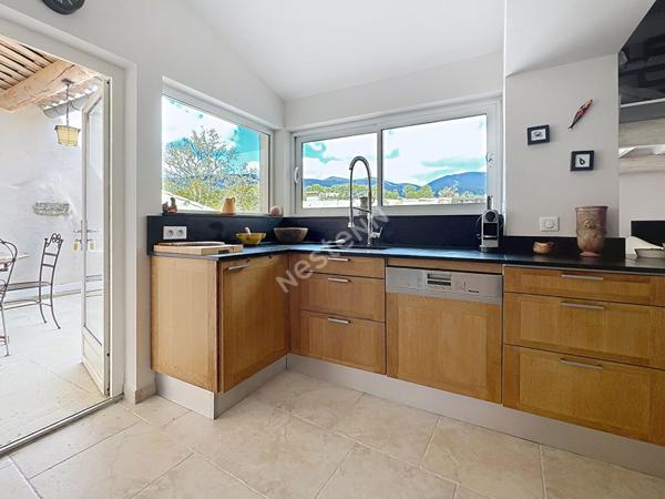 Maison de charme, cossue, avec terrasse et cour au coeur de Cucuron