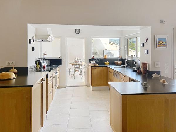 Maison de charme, cossue, avec terrasse et cour au coeur de Cucuron