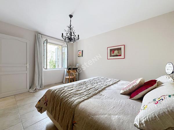 Maison de charme, cossue, avec terrasse et cour au coeur de Cucuron