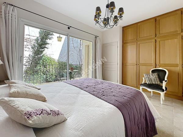 Maison de charme, cossue, avec terrasse et cour au coeur de Cucuron