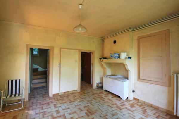Maison 165 m² avec dépendances et puits.