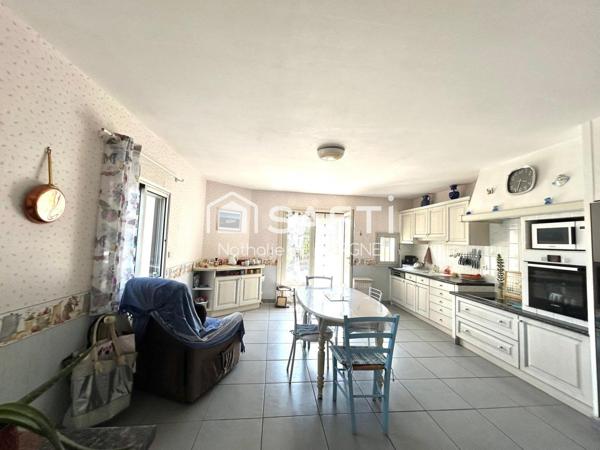 Ensemble immobilier : 2 maisons / hangars /annexes