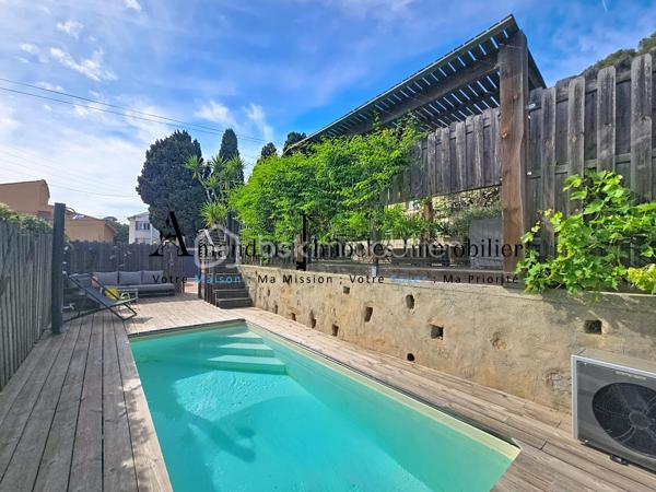 Nichée dans un environnement calme et recherché de La Seyne-sur-Mer, cette superbe villa familiale saura séduire les amoureux de maisons chaleureuses, parfaitement entretenues et tournées vers l’art de vivre méditerranéen.

       Édifiée sur un terrain de plus de 1000 m² en restanques, la propriété offre une multitude d’espaces intimistes soigneusement aménagés : terrasses en bois, coins détente ombragés, petits bancs nichés dans la végétation, cuisine d’été, espace poulailler, piscine et agréables lieux de réception extérieurs… chaque espace a été pensé pour profiter pleinement du calme et de la douceur de vivre.

        À l’intérieur, la maison dévoile une ambiance unique, élégante et atypique, avec une décoration soignée et beaucoup de cachet. 

Aucun travaux n’est à prévoir.

        La cuisine, baignée de lumière, s’ouvre largement sur l’extérieur et bénéficie d’une vue dégagée très agréable. À ses côtés, un salon plus feutré avec cheminée insert offre une atmosphère cosy et rafraîchissante, idéale pour les soirées en famille ou les moments de détente.

         À l’étage, les quatre chambres sont lumineuses, confortables et disposent de rangements intégrés.

Prestations de qualité :
- Climatisation réversible, 
- Home cinéma, alarme,
- Piscine au sel avec pompe à chaleur
- Maison parfaitement entretenue.

  A visiter sans tarder!!