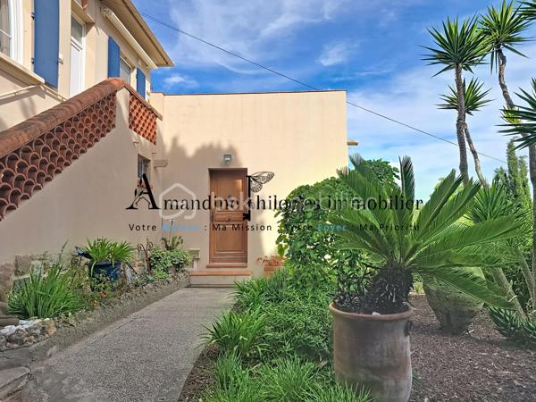 Nichée dans un environnement calme et recherché de La Seyne-sur-Mer, cette superbe villa familiale saura séduire les amoureux de maisons chaleureuses, parfaitement entretenues et tournées vers l’art de vivre méditerranéen.

       Édifiée sur un terrain de plus de 1000 m² en restanques, la propriété offre une multitude d’espaces intimistes soigneusement aménagés : terrasses en bois, coins détente ombragés, petits bancs nichés dans la végétation, cuisine d’été, espace poulailler, piscine et agréables lieux de réception extérieurs… chaque espace a été pensé pour profiter pleinement du calme et de la douceur de vivre.

        À l’intérieur, la maison dévoile une ambiance unique, élégante et atypique, avec une décoration soignée et beaucoup de cachet. 

Aucun travaux n’est à prévoir.

        La cuisine, baignée de lumière, s’ouvre largement sur l’extérieur et bénéficie d’une vue dégagée très agréable. À ses côtés, un salon plus feutré avec cheminée insert offre une atmosphère cosy et rafraîchissante, idéale pour les soirées en famille ou les moments de détente.

         À l’étage, les quatre chambres sont lumineuses, confortables et disposent de rangements intégrés.

Prestations de qualité :
- Climatisation réversible, 
- Home cinéma, alarme,
- Piscine au sel avec pompe à chaleur
- Maison parfaitement entretenue.

  A visiter sans tarder!!