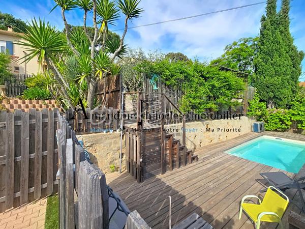 Nichée dans un environnement calme et recherché de La Seyne-sur-Mer, cette superbe villa familiale saura séduire les amoureux de maisons chaleureuses, parfaitement entretenues et tournées vers l’art de vivre méditerranéen.

       Édifiée sur un terrain de plus de 1000 m² en restanques, la propriété offre une multitude d’espaces intimistes soigneusement aménagés : terrasses en bois, coins détente ombragés, petits bancs nichés dans la végétation, cuisine d’été, espace poulailler, piscine et agréables lieux de réception extérieurs… chaque espace a été pensé pour profiter pleinement du calme et de la douceur de vivre.

        À l’intérieur, la maison dévoile une ambiance unique, élégante et atypique, avec une décoration soignée et beaucoup de cachet. 

Aucun travaux n’est à prévoir.

        La cuisine, baignée de lumière, s’ouvre largement sur l’extérieur et bénéficie d’une vue dégagée très agréable. À ses côtés, un salon plus feutré avec cheminée insert offre une atmosphère cosy et rafraîchissante, idéale pour les soirées en famille ou les moments de détente.

         À l’étage, les quatre chambres sont lumineuses, confortables et disposent de rangements intégrés.

Prestations de qualité :
- Climatisation réversible, 
- Home cinéma, alarme,
- Piscine au sel avec pompe à chaleur
- Maison parfaitement entretenue.

  A visiter sans tarder!!