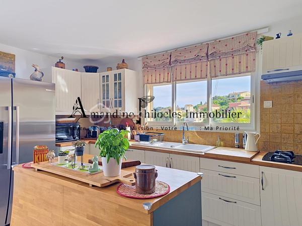 Nichée dans un environnement calme et recherché de La Seyne-sur-Mer, cette superbe villa familiale saura séduire les amoureux de maisons chaleureuses, parfaitement entretenues et tournées vers l’art de vivre méditerranéen.

       Édifiée sur un terrain de plus de 1000 m² en restanques, la propriété offre une multitude d’espaces intimistes soigneusement aménagés : terrasses en bois, coins détente ombragés, petits bancs nichés dans la végétation, cuisine d’été, espace poulailler, piscine et agréables lieux de réception extérieurs… chaque espace a été pensé pour profiter pleinement du calme et de la douceur de vivre.

        À l’intérieur, la maison dévoile une ambiance unique, élégante et atypique, avec une décoration soignée et beaucoup de cachet. 

Aucun travaux n’est à prévoir.

        La cuisine, baignée de lumière, s’ouvre largement sur l’extérieur et bénéficie d’une vue dégagée très agréable. À ses côtés, un salon plus feutré avec cheminée insert offre une atmosphère cosy et rafraîchissante, idéale pour les soirées en famille ou les moments de détente.

         À l’étage, les quatre chambres sont lumineuses, confortables et disposent de rangements intégrés.

Prestations de qualité :
- Climatisation réversible, 
- Home cinéma, alarme,
- Piscine au sel avec pompe à chaleur
- Maison parfaitement entretenue.

  A visiter sans tarder!!