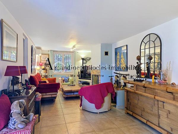 Nichée dans un environnement calme et recherché de La Seyne-sur-Mer, cette superbe villa familiale saura séduire les amoureux de maisons chaleureuses, parfaitement entretenues et tournées vers l’art de vivre méditerranéen.

       Édifiée sur un terrain de plus de 1000 m² en restanques, la propriété offre une multitude d’espaces intimistes soigneusement aménagés : terrasses en bois, coins détente ombragés, petits bancs nichés dans la végétation, cuisine d’été, espace poulailler, piscine et agréables lieux de réception extérieurs… chaque espace a été pensé pour profiter pleinement du calme et de la douceur de vivre.

        À l’intérieur, la maison dévoile une ambiance unique, élégante et atypique, avec une décoration soignée et beaucoup de cachet. 

Aucun travaux n’est à prévoir.

        La cuisine, baignée de lumière, s’ouvre largement sur l’extérieur et bénéficie d’une vue dégagée très agréable. À ses côtés, un salon plus feutré avec cheminée insert offre une atmosphère cosy et rafraîchissante, idéale pour les soirées en famille ou les moments de détente.

         À l’étage, les quatre chambres sont lumineuses, confortables et disposent de rangements intégrés.

Prestations de qualité :
- Climatisation réversible, 
- Home cinéma, alarme,
- Piscine au sel avec pompe à chaleur
- Maison parfaitement entretenue.

  A visiter sans tarder!!