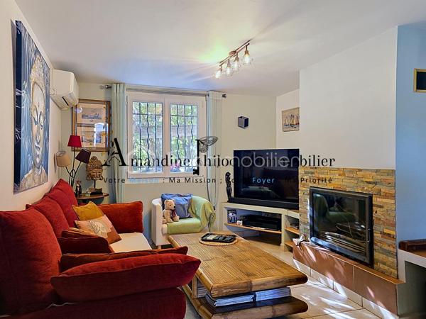 Nichée dans un environnement calme et recherché de La Seyne-sur-Mer, cette superbe villa familiale saura séduire les amoureux de maisons chaleureuses, parfaitement entretenues et tournées vers l’art de vivre méditerranéen.

       Édifiée sur un terrain de plus de 1000 m² en restanques, la propriété offre une multitude d’espaces intimistes soigneusement aménagés : terrasses en bois, coins détente ombragés, petits bancs nichés dans la végétation, cuisine d’été, espace poulailler, piscine et agréables lieux de réception extérieurs… chaque espace a été pensé pour profiter pleinement du calme et de la douceur de vivre.

        À l’intérieur, la maison dévoile une ambiance unique, élégante et atypique, avec une décoration soignée et beaucoup de cachet. 

Aucun travaux n’est à prévoir.

        La cuisine, baignée de lumière, s’ouvre largement sur l’extérieur et bénéficie d’une vue dégagée très agréable. À ses côtés, un salon plus feutré avec cheminée insert offre une atmosphère cosy et rafraîchissante, idéale pour les soirées en famille ou les moments de détente.

         À l’étage, les quatre chambres sont lumineuses, confortables et disposent de rangements intégrés.

Prestations de qualité :
- Climatisation réversible, 
- Home cinéma, alarme,
- Piscine au sel avec pompe à chaleur
- Maison parfaitement entretenue.

  A visiter sans tarder!!