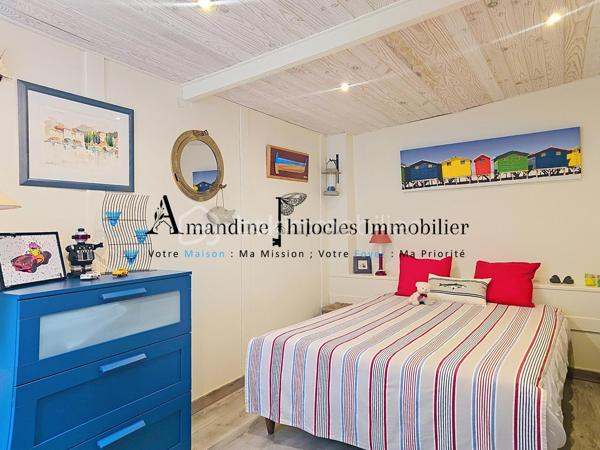 Nichée dans un environnement calme et recherché de La Seyne-sur-Mer, cette superbe villa familiale saura séduire les amoureux de maisons chaleureuses, parfaitement entretenues et tournées vers l’art de vivre méditerranéen.

       Édifiée sur un terrain de plus de 1000 m² en restanques, la propriété offre une multitude d’espaces intimistes soigneusement aménagés : terrasses en bois, coins détente ombragés, petits bancs nichés dans la végétation, cuisine d’été, espace poulailler, piscine et agréables lieux de réception extérieurs… chaque espace a été pensé pour profiter pleinement du calme et de la douceur de vivre.

        À l’intérieur, la maison dévoile une ambiance unique, élégante et atypique, avec une décoration soignée et beaucoup de cachet. 

Aucun travaux n’est à prévoir.

        La cuisine, baignée de lumière, s’ouvre largement sur l’extérieur et bénéficie d’une vue dégagée très agréable. À ses côtés, un salon plus feutré avec cheminée insert offre une atmosphère cosy et rafraîchissante, idéale pour les soirées en famille ou les moments de détente.

         À l’étage, les quatre chambres sont lumineuses, confortables et disposent de rangements intégrés.

Prestations de qualité :
- Climatisation réversible, 
- Home cinéma, alarme,
- Piscine au sel avec pompe à chaleur
- Maison parfaitement entretenue.

  A visiter sans tarder!!