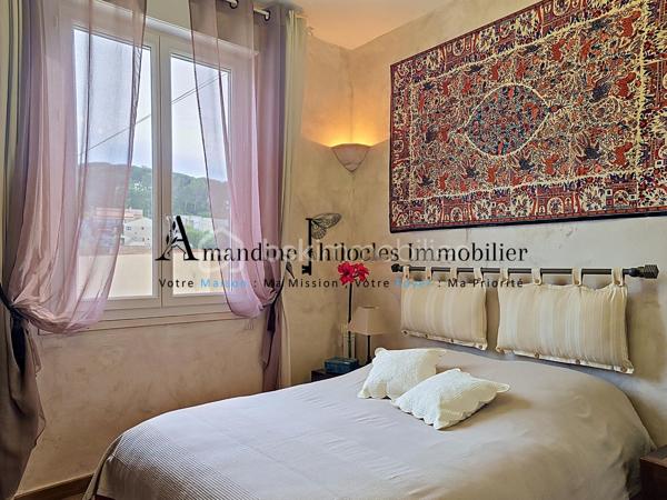 Nichée dans un environnement calme et recherché de La Seyne-sur-Mer, cette superbe villa familiale saura séduire les amoureux de maisons chaleureuses, parfaitement entretenues et tournées vers l’art de vivre méditerranéen.

       Édifiée sur un terrain de plus de 1000 m² en restanques, la propriété offre une multitude d’espaces intimistes soigneusement aménagés : terrasses en bois, coins détente ombragés, petits bancs nichés dans la végétation, cuisine d’été, espace poulailler, piscine et agréables lieux de réception extérieurs… chaque espace a été pensé pour profiter pleinement du calme et de la douceur de vivre.

        À l’intérieur, la maison dévoile une ambiance unique, élégante et atypique, avec une décoration soignée et beaucoup de cachet. 

Aucun travaux n’est à prévoir.

        La cuisine, baignée de lumière, s’ouvre largement sur l’extérieur et bénéficie d’une vue dégagée très agréable. À ses côtés, un salon plus feutré avec cheminée insert offre une atmosphère cosy et rafraîchissante, idéale pour les soirées en famille ou les moments de détente.

         À l’étage, les quatre chambres sont lumineuses, confortables et disposent de rangements intégrés.

Prestations de qualité :
- Climatisation réversible, 
- Home cinéma, alarme,
- Piscine au sel avec pompe à chaleur
- Maison parfaitement entretenue.

  A visiter sans tarder!!