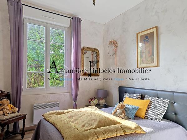 Nichée dans un environnement calme et recherché de La Seyne-sur-Mer, cette superbe villa familiale saura séduire les amoureux de maisons chaleureuses, parfaitement entretenues et tournées vers l’art de vivre méditerranéen.

       Édifiée sur un terrain de plus de 1000 m² en restanques, la propriété offre une multitude d’espaces intimistes soigneusement aménagés : terrasses en bois, coins détente ombragés, petits bancs nichés dans la végétation, cuisine d’été, espace poulailler, piscine et agréables lieux de réception extérieurs… chaque espace a été pensé pour profiter pleinement du calme et de la douceur de vivre.

        À l’intérieur, la maison dévoile une ambiance unique, élégante et atypique, avec une décoration soignée et beaucoup de cachet. 

Aucun travaux n’est à prévoir.

        La cuisine, baignée de lumière, s’ouvre largement sur l’extérieur et bénéficie d’une vue dégagée très agréable. À ses côtés, un salon plus feutré avec cheminée insert offre une atmosphère cosy et rafraîchissante, idéale pour les soirées en famille ou les moments de détente.

         À l’étage, les quatre chambres sont lumineuses, confortables et disposent de rangements intégrés.

Prestations de qualité :
- Climatisation réversible, 
- Home cinéma, alarme,
- Piscine au sel avec pompe à chaleur
- Maison parfaitement entretenue.

  A visiter sans tarder!!