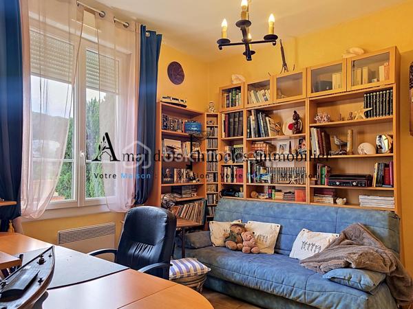 Nichée dans un environnement calme et recherché de La Seyne-sur-Mer, cette superbe villa familiale saura séduire les amoureux de maisons chaleureuses, parfaitement entretenues et tournées vers l’art de vivre méditerranéen.

       Édifiée sur un terrain de plus de 1000 m² en restanques, la propriété offre une multitude d’espaces intimistes soigneusement aménagés : terrasses en bois, coins détente ombragés, petits bancs nichés dans la végétation, cuisine d’été, espace poulailler, piscine et agréables lieux de réception extérieurs… chaque espace a été pensé pour profiter pleinement du calme et de la douceur de vivre.

        À l’intérieur, la maison dévoile une ambiance unique, élégante et atypique, avec une décoration soignée et beaucoup de cachet. 

Aucun travaux n’est à prévoir.

        La cuisine, baignée de lumière, s’ouvre largement sur l’extérieur et bénéficie d’une vue dégagée très agréable. À ses côtés, un salon plus feutré avec cheminée insert offre une atmosphère cosy et rafraîchissante, idéale pour les soirées en famille ou les moments de détente.

         À l’étage, les quatre chambres sont lumineuses, confortables et disposent de rangements intégrés.

Prestations de qualité :
- Climatisation réversible, 
- Home cinéma, alarme,
- Piscine au sel avec pompe à chaleur
- Maison parfaitement entretenue.

  A visiter sans tarder!!