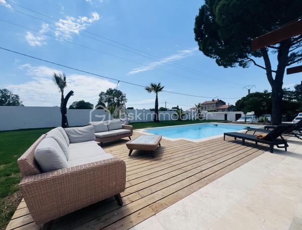 Cette villa de plus de 270 m² aux volumes généreux, implantée sur un terrain de 1 860 m², offre des prestations de qualité et un cadre de vie privilégié.
 
Dès l’entrée, vous découvrirez un vaste hall avec placard ainsi qu’un toilette indépendant. La pièce de vie principale, particulièrement belle et lumineuse, développe environ 65 m² et réunit le salon, le séjour et la cuisine ouverte. Cet espace bénéficie d’une magnifique baie vitrée de 6 mètres sur trois vantaux, dont une ouverture de 4 mètres, ainsi que d’une grande fenêtre fixe dans le salon.
Ces menuiseries en aluminium apportent une luminosité exceptionnelle et offrent une parfaite continuité entre l’intérieur et l’extérieur.

Cette vaste pièce de vie s’ouvre directement sur une superbe terrasse d’environ 130 m², véritable espace de réception et de détente. Vous y découvrirez une magnifique piscine au sel entièrement automatisée de 8 x 4 mètres, entourée d’une élégante terrasse en bois et d’un agréable espace paysager offrant un beau coin de verdure propice à la détente. Un grand terrain de pétanque vient compléter cet environnement extérieur pensé pour les moments de convivialité en famille ou entre amis.

La suite parentale d’environ 35 m² constitue un véritable univers intimiste avec son dressing et sa salle de bains équipée d’une double vasque, d’une double douche et d’une baignoire.

L’espace nuit accueille trois chambres d’environ 14 m² chacune, disposant toutes de leur propre salle d’eau. L’une d’entre elles bénéficie en outre d’un agréable balcon privatif. Un second toilette indépendant complète cet espace.

Au sous-sol, vous profiterez d’une salle de jeux et de cinéma d’environ 60 m² ainsi que d’une buanderie d’une dizaine de mètres carrés. Un espace supplémentaire d’environ 40 m² reste encore aménageable selon vos besoins et vos projets : salle de sport, zone bien-être, cave à vin, bureau ou chambres complémentaires.

Une dépendance d’environ 45 m² complète ce bien. Accessible aussi bien par l’extérieur que directement depuis le sous sol de la maison, elle se compose d’une chambre avec salle d’eau privative et rangement, d’un toilette séparé, d’une cuisine indépendante et d’un séjour avec coin repas. Elle bénéficie également de sa propre terrasse privative offrant un espace extérieur agréable et indépendant. 
Cet ensemble offre une totale autonomie et conviendra parfaitement pour accueillir famille et amis ou développer un projet locatif.

À l’extérieur, deux abris de jardin de respectivement 40 m² et 30 m² offrent un potentiel supplémentaire important. Ils pourront être aménagés selon vos envies en bureau, atelier, espace professionnel ou zone de stockage.

La propriété dispose également d’une borne de recharge universelle pour véhicule électrique, elle est raccordée au tout-à-l’égout et bénéficie de capteurs photovoltaïques contribuant à la production d’énergie et à la maîtrise des dépenses énergétiques.

Pour un confort optimal en toutes saisons, la maison est entièrement équipée d’un système de climatisation réversible par split indépendant, permettant à chaque pièce de bénéficier d’un réglage personnalisé.

L’ensemble des menuiseries de la maison est en PVC double vitrage, garantissant une excellente isolation thermique et phonique. Seules la baie vitrée de 6 mètres et la grande fenêtre fixe du salon sont en aluminium, offrant à la fois élégance, robustesse et apport maximal de lumière naturelle.

Rare sur le marché, cette propriété séduit par ses volumes, sa luminosité, ses prestations de qualité, ses espaces extérieurs parfaitement aménagés et les nombreuses possibilités qu’elle offre. Entre la piscine automatisée, la dépendance, le sous sol, les espaces aménageables et les équipements modernes, tout a été pensé pour offrir un confort de vie exceptionnel.

Une visite s’impose pour découvrir tout le potentiel et le charme de cette propriété d’exception.
Coup de cœur assuré !