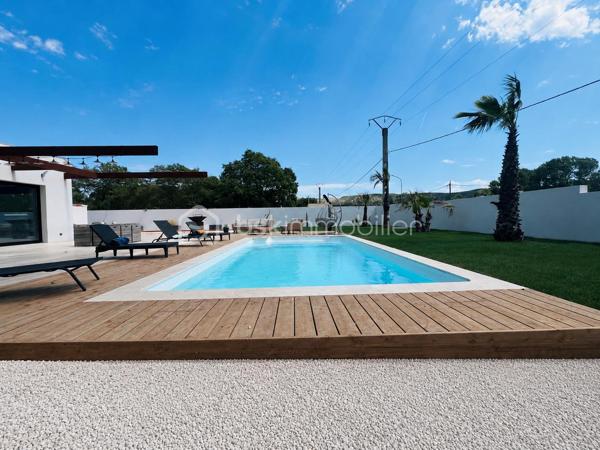 Cette villa de plus de 270 m² aux volumes généreux, implantée sur un terrain de 1 860 m², offre des prestations de qualité et un cadre de vie privilégié.
 
Dès l’entrée, vous découvrirez un vaste hall avec placard ainsi qu’un toilette indépendant. La pièce de vie principale, particulièrement belle et lumineuse, développe environ 65 m² et réunit le salon, le séjour et la cuisine ouverte. Cet espace bénéficie d’une magnifique baie vitrée de 6 mètres sur trois vantaux, dont une ouverture de 4 mètres, ainsi que d’une grande fenêtre fixe dans le salon.
Ces menuiseries en aluminium apportent une luminosité exceptionnelle et offrent une parfaite continuité entre l’intérieur et l’extérieur.

Cette vaste pièce de vie s’ouvre directement sur une superbe terrasse d’environ 130 m², véritable espace de réception et de détente. Vous y découvrirez une magnifique piscine au sel entièrement automatisée de 8 x 4 mètres, entourée d’une élégante terrasse en bois et d’un agréable espace paysager offrant un beau coin de verdure propice à la détente. Un grand terrain de pétanque vient compléter cet environnement extérieur pensé pour les moments de convivialité en famille ou entre amis.

La suite parentale d’environ 35 m² constitue un véritable univers intimiste avec son dressing et sa salle de bains équipée d’une double vasque, d’une double douche et d’une baignoire.

L’espace nuit accueille trois chambres d’environ 14 m² chacune, disposant toutes de leur propre salle d’eau. L’une d’entre elles bénéficie en outre d’un agréable balcon privatif. Un second toilette indépendant complète cet espace.

Au sous-sol, vous profiterez d’une salle de jeux et de cinéma d’environ 60 m² ainsi que d’une buanderie d’une dizaine de mètres carrés. Un espace supplémentaire d’environ 40 m² reste encore aménageable selon vos besoins et vos projets : salle de sport, zone bien-être, cave à vin, bureau ou chambres complémentaires.

Une dépendance d’environ 45 m² complète ce bien. Accessible aussi bien par l’extérieur que directement depuis le sous sol de la maison, elle se compose d’une chambre avec salle d’eau privative et rangement, d’un toilette séparé, d’une cuisine indépendante et d’un séjour avec coin repas. Elle bénéficie également de sa propre terrasse privative offrant un espace extérieur agréable et indépendant. 
Cet ensemble offre une totale autonomie et conviendra parfaitement pour accueillir famille et amis ou développer un projet locatif.

À l’extérieur, deux abris de jardin de respectivement 40 m² et 30 m² offrent un potentiel supplémentaire important. Ils pourront être aménagés selon vos envies en bureau, atelier, espace professionnel ou zone de stockage.

La propriété dispose également d’une borne de recharge universelle pour véhicule électrique, elle est raccordée au tout-à-l’égout et bénéficie de capteurs photovoltaïques contribuant à la production d’énergie et à la maîtrise des dépenses énergétiques.

Pour un confort optimal en toutes saisons, la maison est entièrement équipée d’un système de climatisation réversible par split indépendant, permettant à chaque pièce de bénéficier d’un réglage personnalisé.

L’ensemble des menuiseries de la maison est en PVC double vitrage, garantissant une excellente isolation thermique et phonique. Seules la baie vitrée de 6 mètres et la grande fenêtre fixe du salon sont en aluminium, offrant à la fois élégance, robustesse et apport maximal de lumière naturelle.

Rare sur le marché, cette propriété séduit par ses volumes, sa luminosité, ses prestations de qualité, ses espaces extérieurs parfaitement aménagés et les nombreuses possibilités qu’elle offre. Entre la piscine automatisée, la dépendance, le sous sol, les espaces aménageables et les équipements modernes, tout a été pensé pour offrir un confort de vie exceptionnel.

Une visite s’impose pour découvrir tout le potentiel et le charme de cette propriété d’exception.
Coup de cœur assuré !