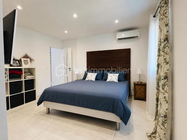 Cette villa de plus de 270 m² aux volumes généreux, implantée sur un terrain de 1 860 m², offre des prestations de qualité et un cadre de vie privilégié.
 
Dès l’entrée, vous découvrirez un vaste hall avec placard ainsi qu’un toilette indépendant. La pièce de vie principale, particulièrement belle et lumineuse, développe environ 65 m² et réunit le salon, le séjour et la cuisine ouverte. Cet espace bénéficie d’une magnifique baie vitrée de 6 mètres sur trois vantaux, dont une ouverture de 4 mètres, ainsi que d’une grande fenêtre fixe dans le salon.
Ces menuiseries en aluminium apportent une luminosité exceptionnelle et offrent une parfaite continuité entre l’intérieur et l’extérieur.

Cette vaste pièce de vie s’ouvre directement sur une superbe terrasse d’environ 130 m², véritable espace de réception et de détente. Vous y découvrirez une magnifique piscine au sel entièrement automatisée de 8 x 4 mètres, entourée d’une élégante terrasse en bois et d’un agréable espace paysager offrant un beau coin de verdure propice à la détente. Un grand terrain de pétanque vient compléter cet environnement extérieur pensé pour les moments de convivialité en famille ou entre amis.

La suite parentale d’environ 35 m² constitue un véritable univers intimiste avec son dressing et sa salle de bains équipée d’une double vasque, d’une double douche et d’une baignoire.

L’espace nuit accueille trois chambres d’environ 14 m² chacune, disposant toutes de leur propre salle d’eau. L’une d’entre elles bénéficie en outre d’un agréable balcon privatif. Un second toilette indépendant complète cet espace.

Au sous-sol, vous profiterez d’une salle de jeux et de cinéma d’environ 60 m² ainsi que d’une buanderie d’une dizaine de mètres carrés. Un espace supplémentaire d’environ 40 m² reste encore aménageable selon vos besoins et vos projets : salle de sport, zone bien-être, cave à vin, bureau ou chambres complémentaires.

Une dépendance d’environ 45 m² complète ce bien. Accessible aussi bien par l’extérieur que directement depuis le sous sol de la maison, elle se compose d’une chambre avec salle d’eau privative et rangement, d’un toilette séparé, d’une cuisine indépendante et d’un séjour avec coin repas. Elle bénéficie également de sa propre terrasse privative offrant un espace extérieur agréable et indépendant. 
Cet ensemble offre une totale autonomie et conviendra parfaitement pour accueillir famille et amis ou développer un projet locatif.

À l’extérieur, deux abris de jardin de respectivement 40 m² et 30 m² offrent un potentiel supplémentaire important. Ils pourront être aménagés selon vos envies en bureau, atelier, espace professionnel ou zone de stockage.

La propriété dispose également d’une borne de recharge universelle pour véhicule électrique, elle est raccordée au tout-à-l’égout et bénéficie de capteurs photovoltaïques contribuant à la production d’énergie et à la maîtrise des dépenses énergétiques.

Pour un confort optimal en toutes saisons, la maison est entièrement équipée d’un système de climatisation réversible par split indépendant, permettant à chaque pièce de bénéficier d’un réglage personnalisé.

L’ensemble des menuiseries de la maison est en PVC double vitrage, garantissant une excellente isolation thermique et phonique. Seules la baie vitrée de 6 mètres et la grande fenêtre fixe du salon sont en aluminium, offrant à la fois élégance, robustesse et apport maximal de lumière naturelle.

Rare sur le marché, cette propriété séduit par ses volumes, sa luminosité, ses prestations de qualité, ses espaces extérieurs parfaitement aménagés et les nombreuses possibilités qu’elle offre. Entre la piscine automatisée, la dépendance, le sous sol, les espaces aménageables et les équipements modernes, tout a été pensé pour offrir un confort de vie exceptionnel.

Une visite s’impose pour découvrir tout le potentiel et le charme de cette propriété d’exception.
Coup de cœur assuré !
