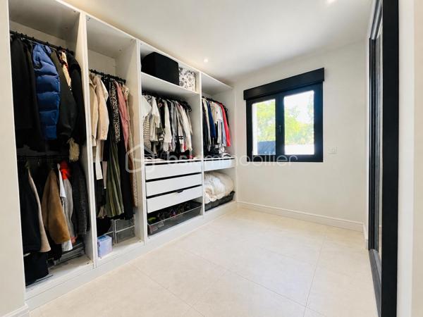 Cette villa de plus de 270 m² aux volumes généreux, implantée sur un terrain de 1 860 m², offre des prestations de qualité et un cadre de vie privilégié.
 
Dès l’entrée, vous découvrirez un vaste hall avec placard ainsi qu’un toilette indépendant. La pièce de vie principale, particulièrement belle et lumineuse, développe environ 65 m² et réunit le salon, le séjour et la cuisine ouverte. Cet espace bénéficie d’une magnifique baie vitrée de 6 mètres sur trois vantaux, dont une ouverture de 4 mètres, ainsi que d’une grande fenêtre fixe dans le salon.
Ces menuiseries en aluminium apportent une luminosité exceptionnelle et offrent une parfaite continuité entre l’intérieur et l’extérieur.

Cette vaste pièce de vie s’ouvre directement sur une superbe terrasse d’environ 130 m², véritable espace de réception et de détente. Vous y découvrirez une magnifique piscine au sel entièrement automatisée de 8 x 4 mètres, entourée d’une élégante terrasse en bois et d’un agréable espace paysager offrant un beau coin de verdure propice à la détente. Un grand terrain de pétanque vient compléter cet environnement extérieur pensé pour les moments de convivialité en famille ou entre amis.

La suite parentale d’environ 35 m² constitue un véritable univers intimiste avec son dressing et sa salle de bains équipée d’une double vasque, d’une double douche et d’une baignoire.

L’espace nuit accueille trois chambres d’environ 14 m² chacune, disposant toutes de leur propre salle d’eau. L’une d’entre elles bénéficie en outre d’un agréable balcon privatif. Un second toilette indépendant complète cet espace.

Au sous-sol, vous profiterez d’une salle de jeux et de cinéma d’environ 60 m² ainsi que d’une buanderie d’une dizaine de mètres carrés. Un espace supplémentaire d’environ 40 m² reste encore aménageable selon vos besoins et vos projets : salle de sport, zone bien-être, cave à vin, bureau ou chambres complémentaires.

Une dépendance d’environ 45 m² complète ce bien. Accessible aussi bien par l’extérieur que directement depuis le sous sol de la maison, elle se compose d’une chambre avec salle d’eau privative et rangement, d’un toilette séparé, d’une cuisine indépendante et d’un séjour avec coin repas. Elle bénéficie également de sa propre terrasse privative offrant un espace extérieur agréable et indépendant. 
Cet ensemble offre une totale autonomie et conviendra parfaitement pour accueillir famille et amis ou développer un projet locatif.

À l’extérieur, deux abris de jardin de respectivement 40 m² et 30 m² offrent un potentiel supplémentaire important. Ils pourront être aménagés selon vos envies en bureau, atelier, espace professionnel ou zone de stockage.

La propriété dispose également d’une borne de recharge universelle pour véhicule électrique, elle est raccordée au tout-à-l’égout et bénéficie de capteurs photovoltaïques contribuant à la production d’énergie et à la maîtrise des dépenses énergétiques.

Pour un confort optimal en toutes saisons, la maison est entièrement équipée d’un système de climatisation réversible par split indépendant, permettant à chaque pièce de bénéficier d’un réglage personnalisé.

L’ensemble des menuiseries de la maison est en PVC double vitrage, garantissant une excellente isolation thermique et phonique. Seules la baie vitrée de 6 mètres et la grande fenêtre fixe du salon sont en aluminium, offrant à la fois élégance, robustesse et apport maximal de lumière naturelle.

Rare sur le marché, cette propriété séduit par ses volumes, sa luminosité, ses prestations de qualité, ses espaces extérieurs parfaitement aménagés et les nombreuses possibilités qu’elle offre. Entre la piscine automatisée, la dépendance, le sous sol, les espaces aménageables et les équipements modernes, tout a été pensé pour offrir un confort de vie exceptionnel.

Une visite s’impose pour découvrir tout le potentiel et le charme de cette propriété d’exception.
Coup de cœur assuré !