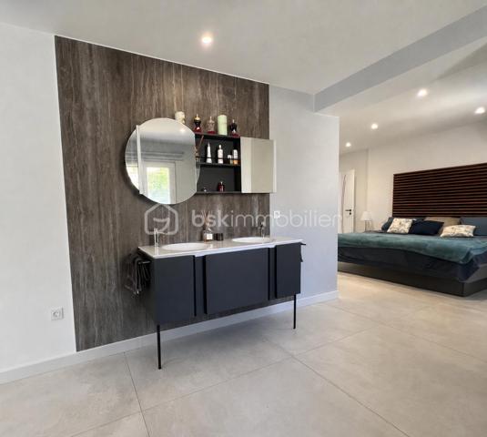 Cette villa de plus de 270 m² aux volumes généreux, implantée sur un terrain de 1 860 m², offre des prestations de qualité et un cadre de vie privilégié.
 
Dès l’entrée, vous découvrirez un vaste hall avec placard ainsi qu’un toilette indépendant. La pièce de vie principale, particulièrement belle et lumineuse, développe environ 65 m² et réunit le salon, le séjour et la cuisine ouverte. Cet espace bénéficie d’une magnifique baie vitrée de 6 mètres sur trois vantaux, dont une ouverture de 4 mètres, ainsi que d’une grande fenêtre fixe dans le salon.
Ces menuiseries en aluminium apportent une luminosité exceptionnelle et offrent une parfaite continuité entre l’intérieur et l’extérieur.

Cette vaste pièce de vie s’ouvre directement sur une superbe terrasse d’environ 130 m², véritable espace de réception et de détente. Vous y découvrirez une magnifique piscine au sel entièrement automatisée de 8 x 4 mètres, entourée d’une élégante terrasse en bois et d’un agréable espace paysager offrant un beau coin de verdure propice à la détente. Un grand terrain de pétanque vient compléter cet environnement extérieur pensé pour les moments de convivialité en famille ou entre amis.

La suite parentale d’environ 35 m² constitue un véritable univers intimiste avec son dressing et sa salle de bains équipée d’une double vasque, d’une double douche et d’une baignoire.

L’espace nuit accueille trois chambres d’environ 14 m² chacune, disposant toutes de leur propre salle d’eau. L’une d’entre elles bénéficie en outre d’un agréable balcon privatif. Un second toilette indépendant complète cet espace.

Au sous-sol, vous profiterez d’une salle de jeux et de cinéma d’environ 60 m² ainsi que d’une buanderie d’une dizaine de mètres carrés. Un espace supplémentaire d’environ 40 m² reste encore aménageable selon vos besoins et vos projets : salle de sport, zone bien-être, cave à vin, bureau ou chambres complémentaires.

Une dépendance d’environ 45 m² complète ce bien. Accessible aussi bien par l’extérieur que directement depuis le sous sol de la maison, elle se compose d’une chambre avec salle d’eau privative et rangement, d’un toilette séparé, d’une cuisine indépendante et d’un séjour avec coin repas. Elle bénéficie également de sa propre terrasse privative offrant un espace extérieur agréable et indépendant. 
Cet ensemble offre une totale autonomie et conviendra parfaitement pour accueillir famille et amis ou développer un projet locatif.

À l’extérieur, deux abris de jardin de respectivement 40 m² et 30 m² offrent un potentiel supplémentaire important. Ils pourront être aménagés selon vos envies en bureau, atelier, espace professionnel ou zone de stockage.

La propriété dispose également d’une borne de recharge universelle pour véhicule électrique, elle est raccordée au tout-à-l’égout et bénéficie de capteurs photovoltaïques contribuant à la production d’énergie et à la maîtrise des dépenses énergétiques.

Pour un confort optimal en toutes saisons, la maison est entièrement équipée d’un système de climatisation réversible par split indépendant, permettant à chaque pièce de bénéficier d’un réglage personnalisé.

L’ensemble des menuiseries de la maison est en PVC double vitrage, garantissant une excellente isolation thermique et phonique. Seules la baie vitrée de 6 mètres et la grande fenêtre fixe du salon sont en aluminium, offrant à la fois élégance, robustesse et apport maximal de lumière naturelle.

Rare sur le marché, cette propriété séduit par ses volumes, sa luminosité, ses prestations de qualité, ses espaces extérieurs parfaitement aménagés et les nombreuses possibilités qu’elle offre. Entre la piscine automatisée, la dépendance, le sous sol, les espaces aménageables et les équipements modernes, tout a été pensé pour offrir un confort de vie exceptionnel.

Une visite s’impose pour découvrir tout le potentiel et le charme de cette propriété d’exception.
Coup de cœur assuré !
