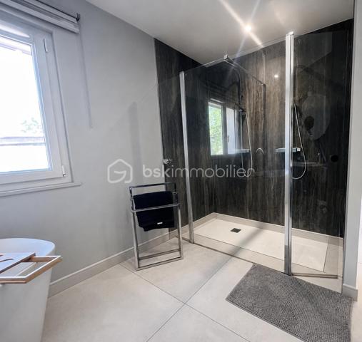 Cette villa de plus de 270 m² aux volumes généreux, implantée sur un terrain de 1 860 m², offre des prestations de qualité et un cadre de vie privilégié.
 
Dès l’entrée, vous découvrirez un vaste hall avec placard ainsi qu’un toilette indépendant. La pièce de vie principale, particulièrement belle et lumineuse, développe environ 65 m² et réunit le salon, le séjour et la cuisine ouverte. Cet espace bénéficie d’une magnifique baie vitrée de 6 mètres sur trois vantaux, dont une ouverture de 4 mètres, ainsi que d’une grande fenêtre fixe dans le salon.
Ces menuiseries en aluminium apportent une luminosité exceptionnelle et offrent une parfaite continuité entre l’intérieur et l’extérieur.

Cette vaste pièce de vie s’ouvre directement sur une superbe terrasse d’environ 130 m², véritable espace de réception et de détente. Vous y découvrirez une magnifique piscine au sel entièrement automatisée de 8 x 4 mètres, entourée d’une élégante terrasse en bois et d’un agréable espace paysager offrant un beau coin de verdure propice à la détente. Un grand terrain de pétanque vient compléter cet environnement extérieur pensé pour les moments de convivialité en famille ou entre amis.

La suite parentale d’environ 35 m² constitue un véritable univers intimiste avec son dressing et sa salle de bains équipée d’une double vasque, d’une double douche et d’une baignoire.

L’espace nuit accueille trois chambres d’environ 14 m² chacune, disposant toutes de leur propre salle d’eau. L’une d’entre elles bénéficie en outre d’un agréable balcon privatif. Un second toilette indépendant complète cet espace.

Au sous-sol, vous profiterez d’une salle de jeux et de cinéma d’environ 60 m² ainsi que d’une buanderie d’une dizaine de mètres carrés. Un espace supplémentaire d’environ 40 m² reste encore aménageable selon vos besoins et vos projets : salle de sport, zone bien-être, cave à vin, bureau ou chambres complémentaires.

Une dépendance d’environ 45 m² complète ce bien. Accessible aussi bien par l’extérieur que directement depuis le sous sol de la maison, elle se compose d’une chambre avec salle d’eau privative et rangement, d’un toilette séparé, d’une cuisine indépendante et d’un séjour avec coin repas. Elle bénéficie également de sa propre terrasse privative offrant un espace extérieur agréable et indépendant. 
Cet ensemble offre une totale autonomie et conviendra parfaitement pour accueillir famille et amis ou développer un projet locatif.

À l’extérieur, deux abris de jardin de respectivement 40 m² et 30 m² offrent un potentiel supplémentaire important. Ils pourront être aménagés selon vos envies en bureau, atelier, espace professionnel ou zone de stockage.

La propriété dispose également d’une borne de recharge universelle pour véhicule électrique, elle est raccordée au tout-à-l’égout et bénéficie de capteurs photovoltaïques contribuant à la production d’énergie et à la maîtrise des dépenses énergétiques.

Pour un confort optimal en toutes saisons, la maison est entièrement équipée d’un système de climatisation réversible par split indépendant, permettant à chaque pièce de bénéficier d’un réglage personnalisé.

L’ensemble des menuiseries de la maison est en PVC double vitrage, garantissant une excellente isolation thermique et phonique. Seules la baie vitrée de 6 mètres et la grande fenêtre fixe du salon sont en aluminium, offrant à la fois élégance, robustesse et apport maximal de lumière naturelle.

Rare sur le marché, cette propriété séduit par ses volumes, sa luminosité, ses prestations de qualité, ses espaces extérieurs parfaitement aménagés et les nombreuses possibilités qu’elle offre. Entre la piscine automatisée, la dépendance, le sous sol, les espaces aménageables et les équipements modernes, tout a été pensé pour offrir un confort de vie exceptionnel.

Une visite s’impose pour découvrir tout le potentiel et le charme de cette propriété d’exception.
Coup de cœur assuré !