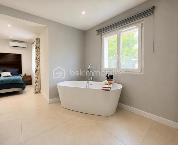 Cette villa de plus de 270 m² aux volumes généreux, implantée sur un terrain de 1 860 m², offre des prestations de qualité et un cadre de vie privilégié.
 
Dès l’entrée, vous découvrirez un vaste hall avec placard ainsi qu’un toilette indépendant. La pièce de vie principale, particulièrement belle et lumineuse, développe environ 65 m² et réunit le salon, le séjour et la cuisine ouverte. Cet espace bénéficie d’une magnifique baie vitrée de 6 mètres sur trois vantaux, dont une ouverture de 4 mètres, ainsi que d’une grande fenêtre fixe dans le salon.
Ces menuiseries en aluminium apportent une luminosité exceptionnelle et offrent une parfaite continuité entre l’intérieur et l’extérieur.

Cette vaste pièce de vie s’ouvre directement sur une superbe terrasse d’environ 130 m², véritable espace de réception et de détente. Vous y découvrirez une magnifique piscine au sel entièrement automatisée de 8 x 4 mètres, entourée d’une élégante terrasse en bois et d’un agréable espace paysager offrant un beau coin de verdure propice à la détente. Un grand terrain de pétanque vient compléter cet environnement extérieur pensé pour les moments de convivialité en famille ou entre amis.

La suite parentale d’environ 35 m² constitue un véritable univers intimiste avec son dressing et sa salle de bains équipée d’une double vasque, d’une double douche et d’une baignoire.

L’espace nuit accueille trois chambres d’environ 14 m² chacune, disposant toutes de leur propre salle d’eau. L’une d’entre elles bénéficie en outre d’un agréable balcon privatif. Un second toilette indépendant complète cet espace.

Au sous-sol, vous profiterez d’une salle de jeux et de cinéma d’environ 60 m² ainsi que d’une buanderie d’une dizaine de mètres carrés. Un espace supplémentaire d’environ 40 m² reste encore aménageable selon vos besoins et vos projets : salle de sport, zone bien-être, cave à vin, bureau ou chambres complémentaires.

Une dépendance d’environ 45 m² complète ce bien. Accessible aussi bien par l’extérieur que directement depuis le sous sol de la maison, elle se compose d’une chambre avec salle d’eau privative et rangement, d’un toilette séparé, d’une cuisine indépendante et d’un séjour avec coin repas. Elle bénéficie également de sa propre terrasse privative offrant un espace extérieur agréable et indépendant. 
Cet ensemble offre une totale autonomie et conviendra parfaitement pour accueillir famille et amis ou développer un projet locatif.

À l’extérieur, deux abris de jardin de respectivement 40 m² et 30 m² offrent un potentiel supplémentaire important. Ils pourront être aménagés selon vos envies en bureau, atelier, espace professionnel ou zone de stockage.

La propriété dispose également d’une borne de recharge universelle pour véhicule électrique, elle est raccordée au tout-à-l’égout et bénéficie de capteurs photovoltaïques contribuant à la production d’énergie et à la maîtrise des dépenses énergétiques.

Pour un confort optimal en toutes saisons, la maison est entièrement équipée d’un système de climatisation réversible par split indépendant, permettant à chaque pièce de bénéficier d’un réglage personnalisé.

L’ensemble des menuiseries de la maison est en PVC double vitrage, garantissant une excellente isolation thermique et phonique. Seules la baie vitrée de 6 mètres et la grande fenêtre fixe du salon sont en aluminium, offrant à la fois élégance, robustesse et apport maximal de lumière naturelle.

Rare sur le marché, cette propriété séduit par ses volumes, sa luminosité, ses prestations de qualité, ses espaces extérieurs parfaitement aménagés et les nombreuses possibilités qu’elle offre. Entre la piscine automatisée, la dépendance, le sous sol, les espaces aménageables et les équipements modernes, tout a été pensé pour offrir un confort de vie exceptionnel.

Une visite s’impose pour découvrir tout le potentiel et le charme de cette propriété d’exception.
Coup de cœur assuré !
