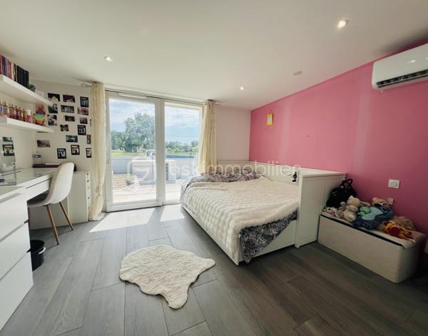 Cette villa de plus de 270 m² aux volumes généreux, implantée sur un terrain de 1 860 m², offre des prestations de qualité et un cadre de vie privilégié.
 
Dès l’entrée, vous découvrirez un vaste hall avec placard ainsi qu’un toilette indépendant. La pièce de vie principale, particulièrement belle et lumineuse, développe environ 65 m² et réunit le salon, le séjour et la cuisine ouverte. Cet espace bénéficie d’une magnifique baie vitrée de 6 mètres sur trois vantaux, dont une ouverture de 4 mètres, ainsi que d’une grande fenêtre fixe dans le salon.
Ces menuiseries en aluminium apportent une luminosité exceptionnelle et offrent une parfaite continuité entre l’intérieur et l’extérieur.

Cette vaste pièce de vie s’ouvre directement sur une superbe terrasse d’environ 130 m², véritable espace de réception et de détente. Vous y découvrirez une magnifique piscine au sel entièrement automatisée de 8 x 4 mètres, entourée d’une élégante terrasse en bois et d’un agréable espace paysager offrant un beau coin de verdure propice à la détente. Un grand terrain de pétanque vient compléter cet environnement extérieur pensé pour les moments de convivialité en famille ou entre amis.

La suite parentale d’environ 35 m² constitue un véritable univers intimiste avec son dressing et sa salle de bains équipée d’une double vasque, d’une double douche et d’une baignoire.

L’espace nuit accueille trois chambres d’environ 14 m² chacune, disposant toutes de leur propre salle d’eau. L’une d’entre elles bénéficie en outre d’un agréable balcon privatif. Un second toilette indépendant complète cet espace.

Au sous-sol, vous profiterez d’une salle de jeux et de cinéma d’environ 60 m² ainsi que d’une buanderie d’une dizaine de mètres carrés. Un espace supplémentaire d’environ 40 m² reste encore aménageable selon vos besoins et vos projets : salle de sport, zone bien-être, cave à vin, bureau ou chambres complémentaires.

Une dépendance d’environ 45 m² complète ce bien. Accessible aussi bien par l’extérieur que directement depuis le sous sol de la maison, elle se compose d’une chambre avec salle d’eau privative et rangement, d’un toilette séparé, d’une cuisine indépendante et d’un séjour avec coin repas. Elle bénéficie également de sa propre terrasse privative offrant un espace extérieur agréable et indépendant. 
Cet ensemble offre une totale autonomie et conviendra parfaitement pour accueillir famille et amis ou développer un projet locatif.

À l’extérieur, deux abris de jardin de respectivement 40 m² et 30 m² offrent un potentiel supplémentaire important. Ils pourront être aménagés selon vos envies en bureau, atelier, espace professionnel ou zone de stockage.

La propriété dispose également d’une borne de recharge universelle pour véhicule électrique, elle est raccordée au tout-à-l’égout et bénéficie de capteurs photovoltaïques contribuant à la production d’énergie et à la maîtrise des dépenses énergétiques.

Pour un confort optimal en toutes saisons, la maison est entièrement équipée d’un système de climatisation réversible par split indépendant, permettant à chaque pièce de bénéficier d’un réglage personnalisé.

L’ensemble des menuiseries de la maison est en PVC double vitrage, garantissant une excellente isolation thermique et phonique. Seules la baie vitrée de 6 mètres et la grande fenêtre fixe du salon sont en aluminium, offrant à la fois élégance, robustesse et apport maximal de lumière naturelle.

Rare sur le marché, cette propriété séduit par ses volumes, sa luminosité, ses prestations de qualité, ses espaces extérieurs parfaitement aménagés et les nombreuses possibilités qu’elle offre. Entre la piscine automatisée, la dépendance, le sous sol, les espaces aménageables et les équipements modernes, tout a été pensé pour offrir un confort de vie exceptionnel.

Une visite s’impose pour découvrir tout le potentiel et le charme de cette propriété d’exception.
Coup de cœur assuré !