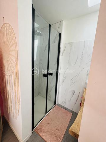 Cette villa de plus de 270 m² aux volumes généreux, implantée sur un terrain de 1 860 m², offre des prestations de qualité et un cadre de vie privilégié.
 
Dès l’entrée, vous découvrirez un vaste hall avec placard ainsi qu’un toilette indépendant. La pièce de vie principale, particulièrement belle et lumineuse, développe environ 65 m² et réunit le salon, le séjour et la cuisine ouverte. Cet espace bénéficie d’une magnifique baie vitrée de 6 mètres sur trois vantaux, dont une ouverture de 4 mètres, ainsi que d’une grande fenêtre fixe dans le salon.
Ces menuiseries en aluminium apportent une luminosité exceptionnelle et offrent une parfaite continuité entre l’intérieur et l’extérieur.

Cette vaste pièce de vie s’ouvre directement sur une superbe terrasse d’environ 130 m², véritable espace de réception et de détente. Vous y découvrirez une magnifique piscine au sel entièrement automatisée de 8 x 4 mètres, entourée d’une élégante terrasse en bois et d’un agréable espace paysager offrant un beau coin de verdure propice à la détente. Un grand terrain de pétanque vient compléter cet environnement extérieur pensé pour les moments de convivialité en famille ou entre amis.

La suite parentale d’environ 35 m² constitue un véritable univers intimiste avec son dressing et sa salle de bains équipée d’une double vasque, d’une double douche et d’une baignoire.

L’espace nuit accueille trois chambres d’environ 14 m² chacune, disposant toutes de leur propre salle d’eau. L’une d’entre elles bénéficie en outre d’un agréable balcon privatif. Un second toilette indépendant complète cet espace.

Au sous-sol, vous profiterez d’une salle de jeux et de cinéma d’environ 60 m² ainsi que d’une buanderie d’une dizaine de mètres carrés. Un espace supplémentaire d’environ 40 m² reste encore aménageable selon vos besoins et vos projets : salle de sport, zone bien-être, cave à vin, bureau ou chambres complémentaires.

Une dépendance d’environ 45 m² complète ce bien. Accessible aussi bien par l’extérieur que directement depuis le sous sol de la maison, elle se compose d’une chambre avec salle d’eau privative et rangement, d’un toilette séparé, d’une cuisine indépendante et d’un séjour avec coin repas. Elle bénéficie également de sa propre terrasse privative offrant un espace extérieur agréable et indépendant. 
Cet ensemble offre une totale autonomie et conviendra parfaitement pour accueillir famille et amis ou développer un projet locatif.

À l’extérieur, deux abris de jardin de respectivement 40 m² et 30 m² offrent un potentiel supplémentaire important. Ils pourront être aménagés selon vos envies en bureau, atelier, espace professionnel ou zone de stockage.

La propriété dispose également d’une borne de recharge universelle pour véhicule électrique, elle est raccordée au tout-à-l’égout et bénéficie de capteurs photovoltaïques contribuant à la production d’énergie et à la maîtrise des dépenses énergétiques.

Pour un confort optimal en toutes saisons, la maison est entièrement équipée d’un système de climatisation réversible par split indépendant, permettant à chaque pièce de bénéficier d’un réglage personnalisé.

L’ensemble des menuiseries de la maison est en PVC double vitrage, garantissant une excellente isolation thermique et phonique. Seules la baie vitrée de 6 mètres et la grande fenêtre fixe du salon sont en aluminium, offrant à la fois élégance, robustesse et apport maximal de lumière naturelle.

Rare sur le marché, cette propriété séduit par ses volumes, sa luminosité, ses prestations de qualité, ses espaces extérieurs parfaitement aménagés et les nombreuses possibilités qu’elle offre. Entre la piscine automatisée, la dépendance, le sous sol, les espaces aménageables et les équipements modernes, tout a été pensé pour offrir un confort de vie exceptionnel.

Une visite s’impose pour découvrir tout le potentiel et le charme de cette propriété d’exception.
Coup de cœur assuré !