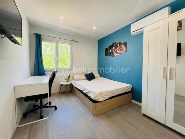 Cette villa de plus de 270 m² aux volumes généreux, implantée sur un terrain de 1 860 m², offre des prestations de qualité et un cadre de vie privilégié.
 
Dès l’entrée, vous découvrirez un vaste hall avec placard ainsi qu’un toilette indépendant. La pièce de vie principale, particulièrement belle et lumineuse, développe environ 65 m² et réunit le salon, le séjour et la cuisine ouverte. Cet espace bénéficie d’une magnifique baie vitrée de 6 mètres sur trois vantaux, dont une ouverture de 4 mètres, ainsi que d’une grande fenêtre fixe dans le salon.
Ces menuiseries en aluminium apportent une luminosité exceptionnelle et offrent une parfaite continuité entre l’intérieur et l’extérieur.

Cette vaste pièce de vie s’ouvre directement sur une superbe terrasse d’environ 130 m², véritable espace de réception et de détente. Vous y découvrirez une magnifique piscine au sel entièrement automatisée de 8 x 4 mètres, entourée d’une élégante terrasse en bois et d’un agréable espace paysager offrant un beau coin de verdure propice à la détente. Un grand terrain de pétanque vient compléter cet environnement extérieur pensé pour les moments de convivialité en famille ou entre amis.

La suite parentale d’environ 35 m² constitue un véritable univers intimiste avec son dressing et sa salle de bains équipée d’une double vasque, d’une double douche et d’une baignoire.

L’espace nuit accueille trois chambres d’environ 14 m² chacune, disposant toutes de leur propre salle d’eau. L’une d’entre elles bénéficie en outre d’un agréable balcon privatif. Un second toilette indépendant complète cet espace.

Au sous-sol, vous profiterez d’une salle de jeux et de cinéma d’environ 60 m² ainsi que d’une buanderie d’une dizaine de mètres carrés. Un espace supplémentaire d’environ 40 m² reste encore aménageable selon vos besoins et vos projets : salle de sport, zone bien-être, cave à vin, bureau ou chambres complémentaires.

Une dépendance d’environ 45 m² complète ce bien. Accessible aussi bien par l’extérieur que directement depuis le sous sol de la maison, elle se compose d’une chambre avec salle d’eau privative et rangement, d’un toilette séparé, d’une cuisine indépendante et d’un séjour avec coin repas. Elle bénéficie également de sa propre terrasse privative offrant un espace extérieur agréable et indépendant. 
Cet ensemble offre une totale autonomie et conviendra parfaitement pour accueillir famille et amis ou développer un projet locatif.

À l’extérieur, deux abris de jardin de respectivement 40 m² et 30 m² offrent un potentiel supplémentaire important. Ils pourront être aménagés selon vos envies en bureau, atelier, espace professionnel ou zone de stockage.

La propriété dispose également d’une borne de recharge universelle pour véhicule électrique, elle est raccordée au tout-à-l’égout et bénéficie de capteurs photovoltaïques contribuant à la production d’énergie et à la maîtrise des dépenses énergétiques.

Pour un confort optimal en toutes saisons, la maison est entièrement équipée d’un système de climatisation réversible par split indépendant, permettant à chaque pièce de bénéficier d’un réglage personnalisé.

L’ensemble des menuiseries de la maison est en PVC double vitrage, garantissant une excellente isolation thermique et phonique. Seules la baie vitrée de 6 mètres et la grande fenêtre fixe du salon sont en aluminium, offrant à la fois élégance, robustesse et apport maximal de lumière naturelle.

Rare sur le marché, cette propriété séduit par ses volumes, sa luminosité, ses prestations de qualité, ses espaces extérieurs parfaitement aménagés et les nombreuses possibilités qu’elle offre. Entre la piscine automatisée, la dépendance, le sous sol, les espaces aménageables et les équipements modernes, tout a été pensé pour offrir un confort de vie exceptionnel.

Une visite s’impose pour découvrir tout le potentiel et le charme de cette propriété d’exception.
Coup de cœur assuré !