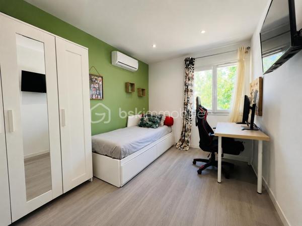 Cette villa de plus de 270 m² aux volumes généreux, implantée sur un terrain de 1 860 m², offre des prestations de qualité et un cadre de vie privilégié.
 
Dès l’entrée, vous découvrirez un vaste hall avec placard ainsi qu’un toilette indépendant. La pièce de vie principale, particulièrement belle et lumineuse, développe environ 65 m² et réunit le salon, le séjour et la cuisine ouverte. Cet espace bénéficie d’une magnifique baie vitrée de 6 mètres sur trois vantaux, dont une ouverture de 4 mètres, ainsi que d’une grande fenêtre fixe dans le salon.
Ces menuiseries en aluminium apportent une luminosité exceptionnelle et offrent une parfaite continuité entre l’intérieur et l’extérieur.

Cette vaste pièce de vie s’ouvre directement sur une superbe terrasse d’environ 130 m², véritable espace de réception et de détente. Vous y découvrirez une magnifique piscine au sel entièrement automatisée de 8 x 4 mètres, entourée d’une élégante terrasse en bois et d’un agréable espace paysager offrant un beau coin de verdure propice à la détente. Un grand terrain de pétanque vient compléter cet environnement extérieur pensé pour les moments de convivialité en famille ou entre amis.

La suite parentale d’environ 35 m² constitue un véritable univers intimiste avec son dressing et sa salle de bains équipée d’une double vasque, d’une double douche et d’une baignoire.

L’espace nuit accueille trois chambres d’environ 14 m² chacune, disposant toutes de leur propre salle d’eau. L’une d’entre elles bénéficie en outre d’un agréable balcon privatif. Un second toilette indépendant complète cet espace.

Au sous-sol, vous profiterez d’une salle de jeux et de cinéma d’environ 60 m² ainsi que d’une buanderie d’une dizaine de mètres carrés. Un espace supplémentaire d’environ 40 m² reste encore aménageable selon vos besoins et vos projets : salle de sport, zone bien-être, cave à vin, bureau ou chambres complémentaires.

Une dépendance d’environ 45 m² complète ce bien. Accessible aussi bien par l’extérieur que directement depuis le sous sol de la maison, elle se compose d’une chambre avec salle d’eau privative et rangement, d’un toilette séparé, d’une cuisine indépendante et d’un séjour avec coin repas. Elle bénéficie également de sa propre terrasse privative offrant un espace extérieur agréable et indépendant. 
Cet ensemble offre une totale autonomie et conviendra parfaitement pour accueillir famille et amis ou développer un projet locatif.

À l’extérieur, deux abris de jardin de respectivement 40 m² et 30 m² offrent un potentiel supplémentaire important. Ils pourront être aménagés selon vos envies en bureau, atelier, espace professionnel ou zone de stockage.

La propriété dispose également d’une borne de recharge universelle pour véhicule électrique, elle est raccordée au tout-à-l’égout et bénéficie de capteurs photovoltaïques contribuant à la production d’énergie et à la maîtrise des dépenses énergétiques.

Pour un confort optimal en toutes saisons, la maison est entièrement équipée d’un système de climatisation réversible par split indépendant, permettant à chaque pièce de bénéficier d’un réglage personnalisé.

L’ensemble des menuiseries de la maison est en PVC double vitrage, garantissant une excellente isolation thermique et phonique. Seules la baie vitrée de 6 mètres et la grande fenêtre fixe du salon sont en aluminium, offrant à la fois élégance, robustesse et apport maximal de lumière naturelle.

Rare sur le marché, cette propriété séduit par ses volumes, sa luminosité, ses prestations de qualité, ses espaces extérieurs parfaitement aménagés et les nombreuses possibilités qu’elle offre. Entre la piscine automatisée, la dépendance, le sous sol, les espaces aménageables et les équipements modernes, tout a été pensé pour offrir un confort de vie exceptionnel.

Une visite s’impose pour découvrir tout le potentiel et le charme de cette propriété d’exception.
Coup de cœur assuré !
