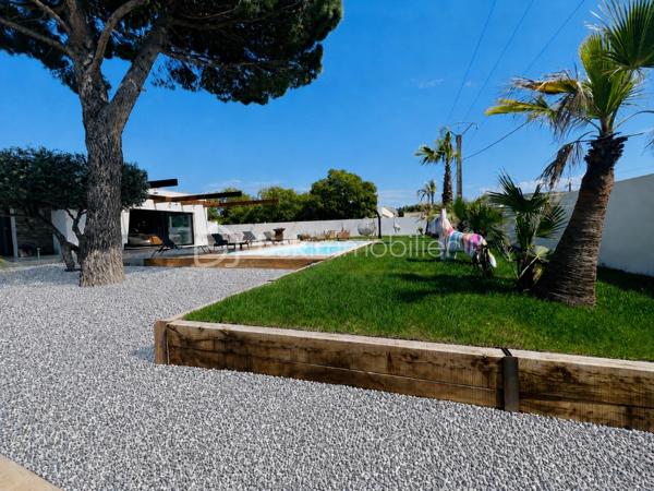 Cette villa de plus de 270 m² aux volumes généreux, implantée sur un terrain de 1 860 m², offre des prestations de qualité et un cadre de vie privilégié.
 
Dès l’entrée, vous découvrirez un vaste hall avec placard ainsi qu’un toilette indépendant. La pièce de vie principale, particulièrement belle et lumineuse, développe environ 65 m² et réunit le salon, le séjour et la cuisine ouverte. Cet espace bénéficie d’une magnifique baie vitrée de 6 mètres sur trois vantaux, dont une ouverture de 4 mètres, ainsi que d’une grande fenêtre fixe dans le salon.
Ces menuiseries en aluminium apportent une luminosité exceptionnelle et offrent une parfaite continuité entre l’intérieur et l’extérieur.

Cette vaste pièce de vie s’ouvre directement sur une superbe terrasse d’environ 130 m², véritable espace de réception et de détente. Vous y découvrirez une magnifique piscine au sel entièrement automatisée de 8 x 4 mètres, entourée d’une élégante terrasse en bois et d’un agréable espace paysager offrant un beau coin de verdure propice à la détente. Un grand terrain de pétanque vient compléter cet environnement extérieur pensé pour les moments de convivialité en famille ou entre amis.

La suite parentale d’environ 35 m² constitue un véritable univers intimiste avec son dressing et sa salle de bains équipée d’une double vasque, d’une double douche et d’une baignoire.

L’espace nuit accueille trois chambres d’environ 14 m² chacune, disposant toutes de leur propre salle d’eau. L’une d’entre elles bénéficie en outre d’un agréable balcon privatif. Un second toilette indépendant complète cet espace.

Au sous-sol, vous profiterez d’une salle de jeux et de cinéma d’environ 60 m² ainsi que d’une buanderie d’une dizaine de mètres carrés. Un espace supplémentaire d’environ 40 m² reste encore aménageable selon vos besoins et vos projets : salle de sport, zone bien-être, cave à vin, bureau ou chambres complémentaires.

Une dépendance d’environ 45 m² complète ce bien. Accessible aussi bien par l’extérieur que directement depuis le sous sol de la maison, elle se compose d’une chambre avec salle d’eau privative et rangement, d’un toilette séparé, d’une cuisine indépendante et d’un séjour avec coin repas. Elle bénéficie également de sa propre terrasse privative offrant un espace extérieur agréable et indépendant. 
Cet ensemble offre une totale autonomie et conviendra parfaitement pour accueillir famille et amis ou développer un projet locatif.

À l’extérieur, deux abris de jardin de respectivement 40 m² et 30 m² offrent un potentiel supplémentaire important. Ils pourront être aménagés selon vos envies en bureau, atelier, espace professionnel ou zone de stockage.

La propriété dispose également d’une borne de recharge universelle pour véhicule électrique, elle est raccordée au tout-à-l’égout et bénéficie de capteurs photovoltaïques contribuant à la production d’énergie et à la maîtrise des dépenses énergétiques.

Pour un confort optimal en toutes saisons, la maison est entièrement équipée d’un système de climatisation réversible par split indépendant, permettant à chaque pièce de bénéficier d’un réglage personnalisé.

L’ensemble des menuiseries de la maison est en PVC double vitrage, garantissant une excellente isolation thermique et phonique. Seules la baie vitrée de 6 mètres et la grande fenêtre fixe du salon sont en aluminium, offrant à la fois élégance, robustesse et apport maximal de lumière naturelle.

Rare sur le marché, cette propriété séduit par ses volumes, sa luminosité, ses prestations de qualité, ses espaces extérieurs parfaitement aménagés et les nombreuses possibilités qu’elle offre. Entre la piscine automatisée, la dépendance, le sous sol, les espaces aménageables et les équipements modernes, tout a été pensé pour offrir un confort de vie exceptionnel.

Une visite s’impose pour découvrir tout le potentiel et le charme de cette propriété d’exception.
Coup de cœur assuré !