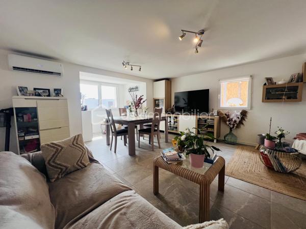 Cette villa de plus de 270 m² aux volumes généreux, implantée sur un terrain de 1 860 m², offre des prestations de qualité et un cadre de vie privilégié.
 
Dès l’entrée, vous découvrirez un vaste hall avec placard ainsi qu’un toilette indépendant. La pièce de vie principale, particulièrement belle et lumineuse, développe environ 65 m² et réunit le salon, le séjour et la cuisine ouverte. Cet espace bénéficie d’une magnifique baie vitrée de 6 mètres sur trois vantaux, dont une ouverture de 4 mètres, ainsi que d’une grande fenêtre fixe dans le salon.
Ces menuiseries en aluminium apportent une luminosité exceptionnelle et offrent une parfaite continuité entre l’intérieur et l’extérieur.

Cette vaste pièce de vie s’ouvre directement sur une superbe terrasse d’environ 130 m², véritable espace de réception et de détente. Vous y découvrirez une magnifique piscine au sel entièrement automatisée de 8 x 4 mètres, entourée d’une élégante terrasse en bois et d’un agréable espace paysager offrant un beau coin de verdure propice à la détente. Un grand terrain de pétanque vient compléter cet environnement extérieur pensé pour les moments de convivialité en famille ou entre amis.

La suite parentale d’environ 35 m² constitue un véritable univers intimiste avec son dressing et sa salle de bains équipée d’une double vasque, d’une double douche et d’une baignoire.

L’espace nuit accueille trois chambres d’environ 14 m² chacune, disposant toutes de leur propre salle d’eau. L’une d’entre elles bénéficie en outre d’un agréable balcon privatif. Un second toilette indépendant complète cet espace.

Au sous-sol, vous profiterez d’une salle de jeux et de cinéma d’environ 60 m² ainsi que d’une buanderie d’une dizaine de mètres carrés. Un espace supplémentaire d’environ 40 m² reste encore aménageable selon vos besoins et vos projets : salle de sport, zone bien-être, cave à vin, bureau ou chambres complémentaires.

Une dépendance d’environ 45 m² complète ce bien. Accessible aussi bien par l’extérieur que directement depuis le sous sol de la maison, elle se compose d’une chambre avec salle d’eau privative et rangement, d’un toilette séparé, d’une cuisine indépendante et d’un séjour avec coin repas. Elle bénéficie également de sa propre terrasse privative offrant un espace extérieur agréable et indépendant. 
Cet ensemble offre une totale autonomie et conviendra parfaitement pour accueillir famille et amis ou développer un projet locatif.

À l’extérieur, deux abris de jardin de respectivement 40 m² et 30 m² offrent un potentiel supplémentaire important. Ils pourront être aménagés selon vos envies en bureau, atelier, espace professionnel ou zone de stockage.

La propriété dispose également d’une borne de recharge universelle pour véhicule électrique, elle est raccordée au tout-à-l’égout et bénéficie de capteurs photovoltaïques contribuant à la production d’énergie et à la maîtrise des dépenses énergétiques.

Pour un confort optimal en toutes saisons, la maison est entièrement équipée d’un système de climatisation réversible par split indépendant, permettant à chaque pièce de bénéficier d’un réglage personnalisé.

L’ensemble des menuiseries de la maison est en PVC double vitrage, garantissant une excellente isolation thermique et phonique. Seules la baie vitrée de 6 mètres et la grande fenêtre fixe du salon sont en aluminium, offrant à la fois élégance, robustesse et apport maximal de lumière naturelle.

Rare sur le marché, cette propriété séduit par ses volumes, sa luminosité, ses prestations de qualité, ses espaces extérieurs parfaitement aménagés et les nombreuses possibilités qu’elle offre. Entre la piscine automatisée, la dépendance, le sous sol, les espaces aménageables et les équipements modernes, tout a été pensé pour offrir un confort de vie exceptionnel.

Une visite s’impose pour découvrir tout le potentiel et le charme de cette propriété d’exception.
Coup de cœur assuré !