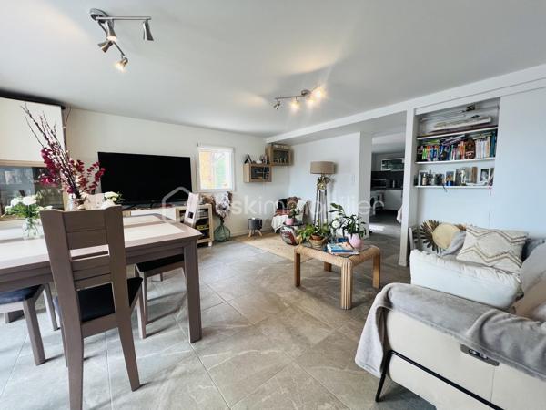 Cette villa de plus de 270 m² aux volumes généreux, implantée sur un terrain de 1 860 m², offre des prestations de qualité et un cadre de vie privilégié.
 
Dès l’entrée, vous découvrirez un vaste hall avec placard ainsi qu’un toilette indépendant. La pièce de vie principale, particulièrement belle et lumineuse, développe environ 65 m² et réunit le salon, le séjour et la cuisine ouverte. Cet espace bénéficie d’une magnifique baie vitrée de 6 mètres sur trois vantaux, dont une ouverture de 4 mètres, ainsi que d’une grande fenêtre fixe dans le salon.
Ces menuiseries en aluminium apportent une luminosité exceptionnelle et offrent une parfaite continuité entre l’intérieur et l’extérieur.

Cette vaste pièce de vie s’ouvre directement sur une superbe terrasse d’environ 130 m², véritable espace de réception et de détente. Vous y découvrirez une magnifique piscine au sel entièrement automatisée de 8 x 4 mètres, entourée d’une élégante terrasse en bois et d’un agréable espace paysager offrant un beau coin de verdure propice à la détente. Un grand terrain de pétanque vient compléter cet environnement extérieur pensé pour les moments de convivialité en famille ou entre amis.

La suite parentale d’environ 35 m² constitue un véritable univers intimiste avec son dressing et sa salle de bains équipée d’une double vasque, d’une double douche et d’une baignoire.

L’espace nuit accueille trois chambres d’environ 14 m² chacune, disposant toutes de leur propre salle d’eau. L’une d’entre elles bénéficie en outre d’un agréable balcon privatif. Un second toilette indépendant complète cet espace.

Au sous-sol, vous profiterez d’une salle de jeux et de cinéma d’environ 60 m² ainsi que d’une buanderie d’une dizaine de mètres carrés. Un espace supplémentaire d’environ 40 m² reste encore aménageable selon vos besoins et vos projets : salle de sport, zone bien-être, cave à vin, bureau ou chambres complémentaires.

Une dépendance d’environ 45 m² complète ce bien. Accessible aussi bien par l’extérieur que directement depuis le sous sol de la maison, elle se compose d’une chambre avec salle d’eau privative et rangement, d’un toilette séparé, d’une cuisine indépendante et d’un séjour avec coin repas. Elle bénéficie également de sa propre terrasse privative offrant un espace extérieur agréable et indépendant. 
Cet ensemble offre une totale autonomie et conviendra parfaitement pour accueillir famille et amis ou développer un projet locatif.

À l’extérieur, deux abris de jardin de respectivement 40 m² et 30 m² offrent un potentiel supplémentaire important. Ils pourront être aménagés selon vos envies en bureau, atelier, espace professionnel ou zone de stockage.

La propriété dispose également d’une borne de recharge universelle pour véhicule électrique, elle est raccordée au tout-à-l’égout et bénéficie de capteurs photovoltaïques contribuant à la production d’énergie et à la maîtrise des dépenses énergétiques.

Pour un confort optimal en toutes saisons, la maison est entièrement équipée d’un système de climatisation réversible par split indépendant, permettant à chaque pièce de bénéficier d’un réglage personnalisé.

L’ensemble des menuiseries de la maison est en PVC double vitrage, garantissant une excellente isolation thermique et phonique. Seules la baie vitrée de 6 mètres et la grande fenêtre fixe du salon sont en aluminium, offrant à la fois élégance, robustesse et apport maximal de lumière naturelle.

Rare sur le marché, cette propriété séduit par ses volumes, sa luminosité, ses prestations de qualité, ses espaces extérieurs parfaitement aménagés et les nombreuses possibilités qu’elle offre. Entre la piscine automatisée, la dépendance, le sous sol, les espaces aménageables et les équipements modernes, tout a été pensé pour offrir un confort de vie exceptionnel.

Une visite s’impose pour découvrir tout le potentiel et le charme de cette propriété d’exception.
Coup de cœur assuré !