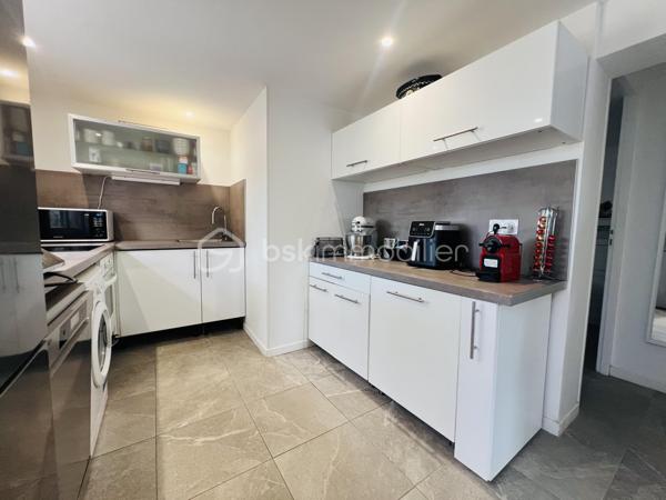 Cette villa de plus de 270 m² aux volumes généreux, implantée sur un terrain de 1 860 m², offre des prestations de qualité et un cadre de vie privilégié.
 
Dès l’entrée, vous découvrirez un vaste hall avec placard ainsi qu’un toilette indépendant. La pièce de vie principale, particulièrement belle et lumineuse, développe environ 65 m² et réunit le salon, le séjour et la cuisine ouverte. Cet espace bénéficie d’une magnifique baie vitrée de 6 mètres sur trois vantaux, dont une ouverture de 4 mètres, ainsi que d’une grande fenêtre fixe dans le salon.
Ces menuiseries en aluminium apportent une luminosité exceptionnelle et offrent une parfaite continuité entre l’intérieur et l’extérieur.

Cette vaste pièce de vie s’ouvre directement sur une superbe terrasse d’environ 130 m², véritable espace de réception et de détente. Vous y découvrirez une magnifique piscine au sel entièrement automatisée de 8 x 4 mètres, entourée d’une élégante terrasse en bois et d’un agréable espace paysager offrant un beau coin de verdure propice à la détente. Un grand terrain de pétanque vient compléter cet environnement extérieur pensé pour les moments de convivialité en famille ou entre amis.

La suite parentale d’environ 35 m² constitue un véritable univers intimiste avec son dressing et sa salle de bains équipée d’une double vasque, d’une double douche et d’une baignoire.

L’espace nuit accueille trois chambres d’environ 14 m² chacune, disposant toutes de leur propre salle d’eau. L’une d’entre elles bénéficie en outre d’un agréable balcon privatif. Un second toilette indépendant complète cet espace.

Au sous-sol, vous profiterez d’une salle de jeux et de cinéma d’environ 60 m² ainsi que d’une buanderie d’une dizaine de mètres carrés. Un espace supplémentaire d’environ 40 m² reste encore aménageable selon vos besoins et vos projets : salle de sport, zone bien-être, cave à vin, bureau ou chambres complémentaires.

Une dépendance d’environ 45 m² complète ce bien. Accessible aussi bien par l’extérieur que directement depuis le sous sol de la maison, elle se compose d’une chambre avec salle d’eau privative et rangement, d’un toilette séparé, d’une cuisine indépendante et d’un séjour avec coin repas. Elle bénéficie également de sa propre terrasse privative offrant un espace extérieur agréable et indépendant. 
Cet ensemble offre une totale autonomie et conviendra parfaitement pour accueillir famille et amis ou développer un projet locatif.

À l’extérieur, deux abris de jardin de respectivement 40 m² et 30 m² offrent un potentiel supplémentaire important. Ils pourront être aménagés selon vos envies en bureau, atelier, espace professionnel ou zone de stockage.

La propriété dispose également d’une borne de recharge universelle pour véhicule électrique, elle est raccordée au tout-à-l’égout et bénéficie de capteurs photovoltaïques contribuant à la production d’énergie et à la maîtrise des dépenses énergétiques.

Pour un confort optimal en toutes saisons, la maison est entièrement équipée d’un système de climatisation réversible par split indépendant, permettant à chaque pièce de bénéficier d’un réglage personnalisé.

L’ensemble des menuiseries de la maison est en PVC double vitrage, garantissant une excellente isolation thermique et phonique. Seules la baie vitrée de 6 mètres et la grande fenêtre fixe du salon sont en aluminium, offrant à la fois élégance, robustesse et apport maximal de lumière naturelle.

Rare sur le marché, cette propriété séduit par ses volumes, sa luminosité, ses prestations de qualité, ses espaces extérieurs parfaitement aménagés et les nombreuses possibilités qu’elle offre. Entre la piscine automatisée, la dépendance, le sous sol, les espaces aménageables et les équipements modernes, tout a été pensé pour offrir un confort de vie exceptionnel.

Une visite s’impose pour découvrir tout le potentiel et le charme de cette propriété d’exception.
Coup de cœur assuré !