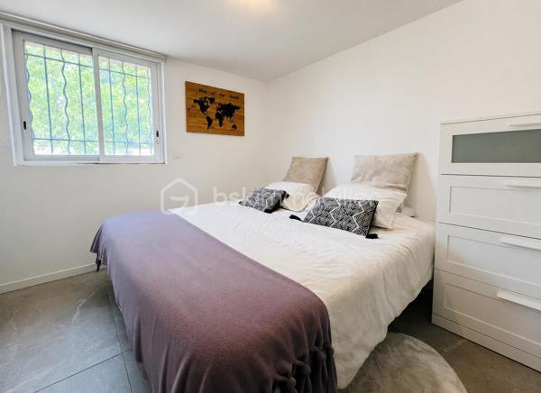 Cette villa de plus de 270 m² aux volumes généreux, implantée sur un terrain de 1 860 m², offre des prestations de qualité et un cadre de vie privilégié.
 
Dès l’entrée, vous découvrirez un vaste hall avec placard ainsi qu’un toilette indépendant. La pièce de vie principale, particulièrement belle et lumineuse, développe environ 65 m² et réunit le salon, le séjour et la cuisine ouverte. Cet espace bénéficie d’une magnifique baie vitrée de 6 mètres sur trois vantaux, dont une ouverture de 4 mètres, ainsi que d’une grande fenêtre fixe dans le salon.
Ces menuiseries en aluminium apportent une luminosité exceptionnelle et offrent une parfaite continuité entre l’intérieur et l’extérieur.

Cette vaste pièce de vie s’ouvre directement sur une superbe terrasse d’environ 130 m², véritable espace de réception et de détente. Vous y découvrirez une magnifique piscine au sel entièrement automatisée de 8 x 4 mètres, entourée d’une élégante terrasse en bois et d’un agréable espace paysager offrant un beau coin de verdure propice à la détente. Un grand terrain de pétanque vient compléter cet environnement extérieur pensé pour les moments de convivialité en famille ou entre amis.

La suite parentale d’environ 35 m² constitue un véritable univers intimiste avec son dressing et sa salle de bains équipée d’une double vasque, d’une double douche et d’une baignoire.

L’espace nuit accueille trois chambres d’environ 14 m² chacune, disposant toutes de leur propre salle d’eau. L’une d’entre elles bénéficie en outre d’un agréable balcon privatif. Un second toilette indépendant complète cet espace.

Au sous-sol, vous profiterez d’une salle de jeux et de cinéma d’environ 60 m² ainsi que d’une buanderie d’une dizaine de mètres carrés. Un espace supplémentaire d’environ 40 m² reste encore aménageable selon vos besoins et vos projets : salle de sport, zone bien-être, cave à vin, bureau ou chambres complémentaires.

Une dépendance d’environ 45 m² complète ce bien. Accessible aussi bien par l’extérieur que directement depuis le sous sol de la maison, elle se compose d’une chambre avec salle d’eau privative et rangement, d’un toilette séparé, d’une cuisine indépendante et d’un séjour avec coin repas. Elle bénéficie également de sa propre terrasse privative offrant un espace extérieur agréable et indépendant. 
Cet ensemble offre une totale autonomie et conviendra parfaitement pour accueillir famille et amis ou développer un projet locatif.

À l’extérieur, deux abris de jardin de respectivement 40 m² et 30 m² offrent un potentiel supplémentaire important. Ils pourront être aménagés selon vos envies en bureau, atelier, espace professionnel ou zone de stockage.

La propriété dispose également d’une borne de recharge universelle pour véhicule électrique, elle est raccordée au tout-à-l’égout et bénéficie de capteurs photovoltaïques contribuant à la production d’énergie et à la maîtrise des dépenses énergétiques.

Pour un confort optimal en toutes saisons, la maison est entièrement équipée d’un système de climatisation réversible par split indépendant, permettant à chaque pièce de bénéficier d’un réglage personnalisé.

L’ensemble des menuiseries de la maison est en PVC double vitrage, garantissant une excellente isolation thermique et phonique. Seules la baie vitrée de 6 mètres et la grande fenêtre fixe du salon sont en aluminium, offrant à la fois élégance, robustesse et apport maximal de lumière naturelle.

Rare sur le marché, cette propriété séduit par ses volumes, sa luminosité, ses prestations de qualité, ses espaces extérieurs parfaitement aménagés et les nombreuses possibilités qu’elle offre. Entre la piscine automatisée, la dépendance, le sous sol, les espaces aménageables et les équipements modernes, tout a été pensé pour offrir un confort de vie exceptionnel.

Une visite s’impose pour découvrir tout le potentiel et le charme de cette propriété d’exception.
Coup de cœur assuré !