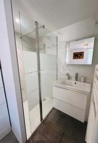 Cette villa de plus de 270 m² aux volumes généreux, implantée sur un terrain de 1 860 m², offre des prestations de qualité et un cadre de vie privilégié.
 
Dès l’entrée, vous découvrirez un vaste hall avec placard ainsi qu’un toilette indépendant. La pièce de vie principale, particulièrement belle et lumineuse, développe environ 65 m² et réunit le salon, le séjour et la cuisine ouverte. Cet espace bénéficie d’une magnifique baie vitrée de 6 mètres sur trois vantaux, dont une ouverture de 4 mètres, ainsi que d’une grande fenêtre fixe dans le salon.
Ces menuiseries en aluminium apportent une luminosité exceptionnelle et offrent une parfaite continuité entre l’intérieur et l’extérieur.

Cette vaste pièce de vie s’ouvre directement sur une superbe terrasse d’environ 130 m², véritable espace de réception et de détente. Vous y découvrirez une magnifique piscine au sel entièrement automatisée de 8 x 4 mètres, entourée d’une élégante terrasse en bois et d’un agréable espace paysager offrant un beau coin de verdure propice à la détente. Un grand terrain de pétanque vient compléter cet environnement extérieur pensé pour les moments de convivialité en famille ou entre amis.

La suite parentale d’environ 35 m² constitue un véritable univers intimiste avec son dressing et sa salle de bains équipée d’une double vasque, d’une double douche et d’une baignoire.

L’espace nuit accueille trois chambres d’environ 14 m² chacune, disposant toutes de leur propre salle d’eau. L’une d’entre elles bénéficie en outre d’un agréable balcon privatif. Un second toilette indépendant complète cet espace.

Au sous-sol, vous profiterez d’une salle de jeux et de cinéma d’environ 60 m² ainsi que d’une buanderie d’une dizaine de mètres carrés. Un espace supplémentaire d’environ 40 m² reste encore aménageable selon vos besoins et vos projets : salle de sport, zone bien-être, cave à vin, bureau ou chambres complémentaires.

Une dépendance d’environ 45 m² complète ce bien. Accessible aussi bien par l’extérieur que directement depuis le sous sol de la maison, elle se compose d’une chambre avec salle d’eau privative et rangement, d’un toilette séparé, d’une cuisine indépendante et d’un séjour avec coin repas. Elle bénéficie également de sa propre terrasse privative offrant un espace extérieur agréable et indépendant. 
Cet ensemble offre une totale autonomie et conviendra parfaitement pour accueillir famille et amis ou développer un projet locatif.

À l’extérieur, deux abris de jardin de respectivement 40 m² et 30 m² offrent un potentiel supplémentaire important. Ils pourront être aménagés selon vos envies en bureau, atelier, espace professionnel ou zone de stockage.

La propriété dispose également d’une borne de recharge universelle pour véhicule électrique, elle est raccordée au tout-à-l’égout et bénéficie de capteurs photovoltaïques contribuant à la production d’énergie et à la maîtrise des dépenses énergétiques.

Pour un confort optimal en toutes saisons, la maison est entièrement équipée d’un système de climatisation réversible par split indépendant, permettant à chaque pièce de bénéficier d’un réglage personnalisé.

L’ensemble des menuiseries de la maison est en PVC double vitrage, garantissant une excellente isolation thermique et phonique. Seules la baie vitrée de 6 mètres et la grande fenêtre fixe du salon sont en aluminium, offrant à la fois élégance, robustesse et apport maximal de lumière naturelle.

Rare sur le marché, cette propriété séduit par ses volumes, sa luminosité, ses prestations de qualité, ses espaces extérieurs parfaitement aménagés et les nombreuses possibilités qu’elle offre. Entre la piscine automatisée, la dépendance, le sous sol, les espaces aménageables et les équipements modernes, tout a été pensé pour offrir un confort de vie exceptionnel.

Une visite s’impose pour découvrir tout le potentiel et le charme de cette propriété d’exception.
Coup de cœur assuré !