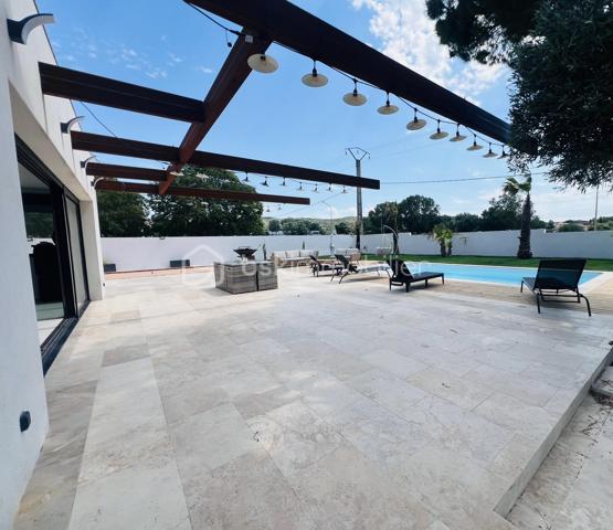 Cette villa de plus de 270 m² aux volumes généreux, implantée sur un terrain de 1 860 m², offre des prestations de qualité et un cadre de vie privilégié.
 
Dès l’entrée, vous découvrirez un vaste hall avec placard ainsi qu’un toilette indépendant. La pièce de vie principale, particulièrement belle et lumineuse, développe environ 65 m² et réunit le salon, le séjour et la cuisine ouverte. Cet espace bénéficie d’une magnifique baie vitrée de 6 mètres sur trois vantaux, dont une ouverture de 4 mètres, ainsi que d’une grande fenêtre fixe dans le salon.
Ces menuiseries en aluminium apportent une luminosité exceptionnelle et offrent une parfaite continuité entre l’intérieur et l’extérieur.

Cette vaste pièce de vie s’ouvre directement sur une superbe terrasse d’environ 130 m², véritable espace de réception et de détente. Vous y découvrirez une magnifique piscine au sel entièrement automatisée de 8 x 4 mètres, entourée d’une élégante terrasse en bois et d’un agréable espace paysager offrant un beau coin de verdure propice à la détente. Un grand terrain de pétanque vient compléter cet environnement extérieur pensé pour les moments de convivialité en famille ou entre amis.

La suite parentale d’environ 35 m² constitue un véritable univers intimiste avec son dressing et sa salle de bains équipée d’une double vasque, d’une double douche et d’une baignoire.

L’espace nuit accueille trois chambres d’environ 14 m² chacune, disposant toutes de leur propre salle d’eau. L’une d’entre elles bénéficie en outre d’un agréable balcon privatif. Un second toilette indépendant complète cet espace.

Au sous-sol, vous profiterez d’une salle de jeux et de cinéma d’environ 60 m² ainsi que d’une buanderie d’une dizaine de mètres carrés. Un espace supplémentaire d’environ 40 m² reste encore aménageable selon vos besoins et vos projets : salle de sport, zone bien-être, cave à vin, bureau ou chambres complémentaires.

Une dépendance d’environ 45 m² complète ce bien. Accessible aussi bien par l’extérieur que directement depuis le sous sol de la maison, elle se compose d’une chambre avec salle d’eau privative et rangement, d’un toilette séparé, d’une cuisine indépendante et d’un séjour avec coin repas. Elle bénéficie également de sa propre terrasse privative offrant un espace extérieur agréable et indépendant. 
Cet ensemble offre une totale autonomie et conviendra parfaitement pour accueillir famille et amis ou développer un projet locatif.

À l’extérieur, deux abris de jardin de respectivement 40 m² et 30 m² offrent un potentiel supplémentaire important. Ils pourront être aménagés selon vos envies en bureau, atelier, espace professionnel ou zone de stockage.

La propriété dispose également d’une borne de recharge universelle pour véhicule électrique, elle est raccordée au tout-à-l’égout et bénéficie de capteurs photovoltaïques contribuant à la production d’énergie et à la maîtrise des dépenses énergétiques.

Pour un confort optimal en toutes saisons, la maison est entièrement équipée d’un système de climatisation réversible par split indépendant, permettant à chaque pièce de bénéficier d’un réglage personnalisé.

L’ensemble des menuiseries de la maison est en PVC double vitrage, garantissant une excellente isolation thermique et phonique. Seules la baie vitrée de 6 mètres et la grande fenêtre fixe du salon sont en aluminium, offrant à la fois élégance, robustesse et apport maximal de lumière naturelle.

Rare sur le marché, cette propriété séduit par ses volumes, sa luminosité, ses prestations de qualité, ses espaces extérieurs parfaitement aménagés et les nombreuses possibilités qu’elle offre. Entre la piscine automatisée, la dépendance, le sous sol, les espaces aménageables et les équipements modernes, tout a été pensé pour offrir un confort de vie exceptionnel.

Une visite s’impose pour découvrir tout le potentiel et le charme de cette propriété d’exception.
Coup de cœur assuré !