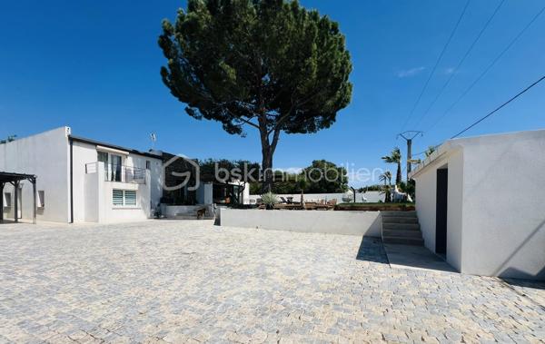 Cette villa de plus de 270 m² aux volumes généreux, implantée sur un terrain de 1 860 m², offre des prestations de qualité et un cadre de vie privilégié.
 
Dès l’entrée, vous découvrirez un vaste hall avec placard ainsi qu’un toilette indépendant. La pièce de vie principale, particulièrement belle et lumineuse, développe environ 65 m² et réunit le salon, le séjour et la cuisine ouverte. Cet espace bénéficie d’une magnifique baie vitrée de 6 mètres sur trois vantaux, dont une ouverture de 4 mètres, ainsi que d’une grande fenêtre fixe dans le salon.
Ces menuiseries en aluminium apportent une luminosité exceptionnelle et offrent une parfaite continuité entre l’intérieur et l’extérieur.

Cette vaste pièce de vie s’ouvre directement sur une superbe terrasse d’environ 130 m², véritable espace de réception et de détente. Vous y découvrirez une magnifique piscine au sel entièrement automatisée de 8 x 4 mètres, entourée d’une élégante terrasse en bois et d’un agréable espace paysager offrant un beau coin de verdure propice à la détente. Un grand terrain de pétanque vient compléter cet environnement extérieur pensé pour les moments de convivialité en famille ou entre amis.

La suite parentale d’environ 35 m² constitue un véritable univers intimiste avec son dressing et sa salle de bains équipée d’une double vasque, d’une double douche et d’une baignoire.

L’espace nuit accueille trois chambres d’environ 14 m² chacune, disposant toutes de leur propre salle d’eau. L’une d’entre elles bénéficie en outre d’un agréable balcon privatif. Un second toilette indépendant complète cet espace.

Au sous-sol, vous profiterez d’une salle de jeux et de cinéma d’environ 60 m² ainsi que d’une buanderie d’une dizaine de mètres carrés. Un espace supplémentaire d’environ 40 m² reste encore aménageable selon vos besoins et vos projets : salle de sport, zone bien-être, cave à vin, bureau ou chambres complémentaires.

Une dépendance d’environ 45 m² complète ce bien. Accessible aussi bien par l’extérieur que directement depuis le sous sol de la maison, elle se compose d’une chambre avec salle d’eau privative et rangement, d’un toilette séparé, d’une cuisine indépendante et d’un séjour avec coin repas. Elle bénéficie également de sa propre terrasse privative offrant un espace extérieur agréable et indépendant. 
Cet ensemble offre une totale autonomie et conviendra parfaitement pour accueillir famille et amis ou développer un projet locatif.

À l’extérieur, deux abris de jardin de respectivement 40 m² et 30 m² offrent un potentiel supplémentaire important. Ils pourront être aménagés selon vos envies en bureau, atelier, espace professionnel ou zone de stockage.

La propriété dispose également d’une borne de recharge universelle pour véhicule électrique, elle est raccordée au tout-à-l’égout et bénéficie de capteurs photovoltaïques contribuant à la production d’énergie et à la maîtrise des dépenses énergétiques.

Pour un confort optimal en toutes saisons, la maison est entièrement équipée d’un système de climatisation réversible par split indépendant, permettant à chaque pièce de bénéficier d’un réglage personnalisé.

L’ensemble des menuiseries de la maison est en PVC double vitrage, garantissant une excellente isolation thermique et phonique. Seules la baie vitrée de 6 mètres et la grande fenêtre fixe du salon sont en aluminium, offrant à la fois élégance, robustesse et apport maximal de lumière naturelle.

Rare sur le marché, cette propriété séduit par ses volumes, sa luminosité, ses prestations de qualité, ses espaces extérieurs parfaitement aménagés et les nombreuses possibilités qu’elle offre. Entre la piscine automatisée, la dépendance, le sous sol, les espaces aménageables et les équipements modernes, tout a été pensé pour offrir un confort de vie exceptionnel.

Une visite s’impose pour découvrir tout le potentiel et le charme de cette propriété d’exception.
Coup de cœur assuré !