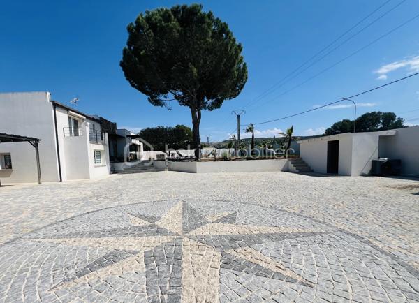 Cette villa de plus de 270 m² aux volumes généreux, implantée sur un terrain de 1 860 m², offre des prestations de qualité et un cadre de vie privilégié.
 
Dès l’entrée, vous découvrirez un vaste hall avec placard ainsi qu’un toilette indépendant. La pièce de vie principale, particulièrement belle et lumineuse, développe environ 65 m² et réunit le salon, le séjour et la cuisine ouverte. Cet espace bénéficie d’une magnifique baie vitrée de 6 mètres sur trois vantaux, dont une ouverture de 4 mètres, ainsi que d’une grande fenêtre fixe dans le salon.
Ces menuiseries en aluminium apportent une luminosité exceptionnelle et offrent une parfaite continuité entre l’intérieur et l’extérieur.

Cette vaste pièce de vie s’ouvre directement sur une superbe terrasse d’environ 130 m², véritable espace de réception et de détente. Vous y découvrirez une magnifique piscine au sel entièrement automatisée de 8 x 4 mètres, entourée d’une élégante terrasse en bois et d’un agréable espace paysager offrant un beau coin de verdure propice à la détente. Un grand terrain de pétanque vient compléter cet environnement extérieur pensé pour les moments de convivialité en famille ou entre amis.

La suite parentale d’environ 35 m² constitue un véritable univers intimiste avec son dressing et sa salle de bains équipée d’une double vasque, d’une double douche et d’une baignoire.

L’espace nuit accueille trois chambres d’environ 14 m² chacune, disposant toutes de leur propre salle d’eau. L’une d’entre elles bénéficie en outre d’un agréable balcon privatif. Un second toilette indépendant complète cet espace.

Au sous-sol, vous profiterez d’une salle de jeux et de cinéma d’environ 60 m² ainsi que d’une buanderie d’une dizaine de mètres carrés. Un espace supplémentaire d’environ 40 m² reste encore aménageable selon vos besoins et vos projets : salle de sport, zone bien-être, cave à vin, bureau ou chambres complémentaires.

Une dépendance d’environ 45 m² complète ce bien. Accessible aussi bien par l’extérieur que directement depuis le sous sol de la maison, elle se compose d’une chambre avec salle d’eau privative et rangement, d’un toilette séparé, d’une cuisine indépendante et d’un séjour avec coin repas. Elle bénéficie également de sa propre terrasse privative offrant un espace extérieur agréable et indépendant. 
Cet ensemble offre une totale autonomie et conviendra parfaitement pour accueillir famille et amis ou développer un projet locatif.

À l’extérieur, deux abris de jardin de respectivement 40 m² et 30 m² offrent un potentiel supplémentaire important. Ils pourront être aménagés selon vos envies en bureau, atelier, espace professionnel ou zone de stockage.

La propriété dispose également d’une borne de recharge universelle pour véhicule électrique, elle est raccordée au tout-à-l’égout et bénéficie de capteurs photovoltaïques contribuant à la production d’énergie et à la maîtrise des dépenses énergétiques.

Pour un confort optimal en toutes saisons, la maison est entièrement équipée d’un système de climatisation réversible par split indépendant, permettant à chaque pièce de bénéficier d’un réglage personnalisé.

L’ensemble des menuiseries de la maison est en PVC double vitrage, garantissant une excellente isolation thermique et phonique. Seules la baie vitrée de 6 mètres et la grande fenêtre fixe du salon sont en aluminium, offrant à la fois élégance, robustesse et apport maximal de lumière naturelle.

Rare sur le marché, cette propriété séduit par ses volumes, sa luminosité, ses prestations de qualité, ses espaces extérieurs parfaitement aménagés et les nombreuses possibilités qu’elle offre. Entre la piscine automatisée, la dépendance, le sous sol, les espaces aménageables et les équipements modernes, tout a été pensé pour offrir un confort de vie exceptionnel.

Une visite s’impose pour découvrir tout le potentiel et le charme de cette propriété d’exception.
Coup de cœur assuré !
