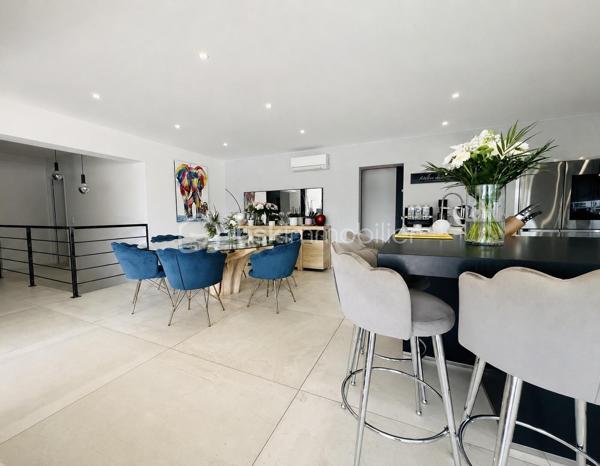 Cette villa de plus de 270 m² aux volumes généreux, implantée sur un terrain de 1 860 m², offre des prestations de qualité et un cadre de vie privilégié.
 
Dès l’entrée, vous découvrirez un vaste hall avec placard ainsi qu’un toilette indépendant. La pièce de vie principale, particulièrement belle et lumineuse, développe environ 65 m² et réunit le salon, le séjour et la cuisine ouverte. Cet espace bénéficie d’une magnifique baie vitrée de 6 mètres sur trois vantaux, dont une ouverture de 4 mètres, ainsi que d’une grande fenêtre fixe dans le salon.
Ces menuiseries en aluminium apportent une luminosité exceptionnelle et offrent une parfaite continuité entre l’intérieur et l’extérieur.

Cette vaste pièce de vie s’ouvre directement sur une superbe terrasse d’environ 130 m², véritable espace de réception et de détente. Vous y découvrirez une magnifique piscine au sel entièrement automatisée de 8 x 4 mètres, entourée d’une élégante terrasse en bois et d’un agréable espace paysager offrant un beau coin de verdure propice à la détente. Un grand terrain de pétanque vient compléter cet environnement extérieur pensé pour les moments de convivialité en famille ou entre amis.

La suite parentale d’environ 35 m² constitue un véritable univers intimiste avec son dressing et sa salle de bains équipée d’une double vasque, d’une double douche et d’une baignoire.

L’espace nuit accueille trois chambres d’environ 14 m² chacune, disposant toutes de leur propre salle d’eau. L’une d’entre elles bénéficie en outre d’un agréable balcon privatif. Un second toilette indépendant complète cet espace.

Au sous-sol, vous profiterez d’une salle de jeux et de cinéma d’environ 60 m² ainsi que d’une buanderie d’une dizaine de mètres carrés. Un espace supplémentaire d’environ 40 m² reste encore aménageable selon vos besoins et vos projets : salle de sport, zone bien-être, cave à vin, bureau ou chambres complémentaires.

Une dépendance d’environ 45 m² complète ce bien. Accessible aussi bien par l’extérieur que directement depuis le sous sol de la maison, elle se compose d’une chambre avec salle d’eau privative et rangement, d’un toilette séparé, d’une cuisine indépendante et d’un séjour avec coin repas. Elle bénéficie également de sa propre terrasse privative offrant un espace extérieur agréable et indépendant. 
Cet ensemble offre une totale autonomie et conviendra parfaitement pour accueillir famille et amis ou développer un projet locatif.

À l’extérieur, deux abris de jardin de respectivement 40 m² et 30 m² offrent un potentiel supplémentaire important. Ils pourront être aménagés selon vos envies en bureau, atelier, espace professionnel ou zone de stockage.

La propriété dispose également d’une borne de recharge universelle pour véhicule électrique, elle est raccordée au tout-à-l’égout et bénéficie de capteurs photovoltaïques contribuant à la production d’énergie et à la maîtrise des dépenses énergétiques.

Pour un confort optimal en toutes saisons, la maison est entièrement équipée d’un système de climatisation réversible par split indépendant, permettant à chaque pièce de bénéficier d’un réglage personnalisé.

L’ensemble des menuiseries de la maison est en PVC double vitrage, garantissant une excellente isolation thermique et phonique. Seules la baie vitrée de 6 mètres et la grande fenêtre fixe du salon sont en aluminium, offrant à la fois élégance, robustesse et apport maximal de lumière naturelle.

Rare sur le marché, cette propriété séduit par ses volumes, sa luminosité, ses prestations de qualité, ses espaces extérieurs parfaitement aménagés et les nombreuses possibilités qu’elle offre. Entre la piscine automatisée, la dépendance, le sous sol, les espaces aménageables et les équipements modernes, tout a été pensé pour offrir un confort de vie exceptionnel.

Une visite s’impose pour découvrir tout le potentiel et le charme de cette propriété d’exception.
Coup de cœur assuré !