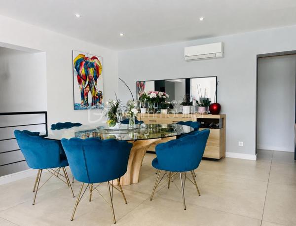 Cette villa de plus de 270 m² aux volumes généreux, implantée sur un terrain de 1 860 m², offre des prestations de qualité et un cadre de vie privilégié.
 
Dès l’entrée, vous découvrirez un vaste hall avec placard ainsi qu’un toilette indépendant. La pièce de vie principale, particulièrement belle et lumineuse, développe environ 65 m² et réunit le salon, le séjour et la cuisine ouverte. Cet espace bénéficie d’une magnifique baie vitrée de 6 mètres sur trois vantaux, dont une ouverture de 4 mètres, ainsi que d’une grande fenêtre fixe dans le salon.
Ces menuiseries en aluminium apportent une luminosité exceptionnelle et offrent une parfaite continuité entre l’intérieur et l’extérieur.

Cette vaste pièce de vie s’ouvre directement sur une superbe terrasse d’environ 130 m², véritable espace de réception et de détente. Vous y découvrirez une magnifique piscine au sel entièrement automatisée de 8 x 4 mètres, entourée d’une élégante terrasse en bois et d’un agréable espace paysager offrant un beau coin de verdure propice à la détente. Un grand terrain de pétanque vient compléter cet environnement extérieur pensé pour les moments de convivialité en famille ou entre amis.

La suite parentale d’environ 35 m² constitue un véritable univers intimiste avec son dressing et sa salle de bains équipée d’une double vasque, d’une double douche et d’une baignoire.

L’espace nuit accueille trois chambres d’environ 14 m² chacune, disposant toutes de leur propre salle d’eau. L’une d’entre elles bénéficie en outre d’un agréable balcon privatif. Un second toilette indépendant complète cet espace.

Au sous-sol, vous profiterez d’une salle de jeux et de cinéma d’environ 60 m² ainsi que d’une buanderie d’une dizaine de mètres carrés. Un espace supplémentaire d’environ 40 m² reste encore aménageable selon vos besoins et vos projets : salle de sport, zone bien-être, cave à vin, bureau ou chambres complémentaires.

Une dépendance d’environ 45 m² complète ce bien. Accessible aussi bien par l’extérieur que directement depuis le sous sol de la maison, elle se compose d’une chambre avec salle d’eau privative et rangement, d’un toilette séparé, d’une cuisine indépendante et d’un séjour avec coin repas. Elle bénéficie également de sa propre terrasse privative offrant un espace extérieur agréable et indépendant. 
Cet ensemble offre une totale autonomie et conviendra parfaitement pour accueillir famille et amis ou développer un projet locatif.

À l’extérieur, deux abris de jardin de respectivement 40 m² et 30 m² offrent un potentiel supplémentaire important. Ils pourront être aménagés selon vos envies en bureau, atelier, espace professionnel ou zone de stockage.

La propriété dispose également d’une borne de recharge universelle pour véhicule électrique, elle est raccordée au tout-à-l’égout et bénéficie de capteurs photovoltaïques contribuant à la production d’énergie et à la maîtrise des dépenses énergétiques.

Pour un confort optimal en toutes saisons, la maison est entièrement équipée d’un système de climatisation réversible par split indépendant, permettant à chaque pièce de bénéficier d’un réglage personnalisé.

L’ensemble des menuiseries de la maison est en PVC double vitrage, garantissant une excellente isolation thermique et phonique. Seules la baie vitrée de 6 mètres et la grande fenêtre fixe du salon sont en aluminium, offrant à la fois élégance, robustesse et apport maximal de lumière naturelle.

Rare sur le marché, cette propriété séduit par ses volumes, sa luminosité, ses prestations de qualité, ses espaces extérieurs parfaitement aménagés et les nombreuses possibilités qu’elle offre. Entre la piscine automatisée, la dépendance, le sous sol, les espaces aménageables et les équipements modernes, tout a été pensé pour offrir un confort de vie exceptionnel.

Une visite s’impose pour découvrir tout le potentiel et le charme de cette propriété d’exception.
Coup de cœur assuré !