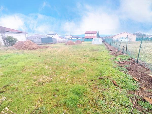 Beau terrain constructible plat et clôturé