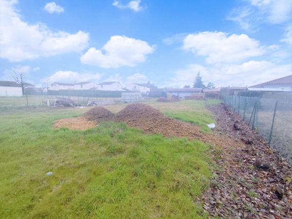 Beau terrain constructible plat et clôturé