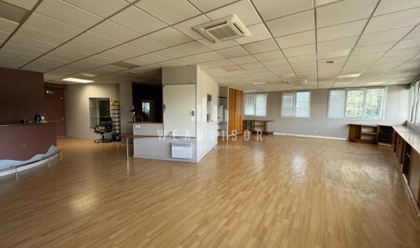 A LOUER : BUREAUX DE 196,92 M² AVEC QUATRE PARKINGS